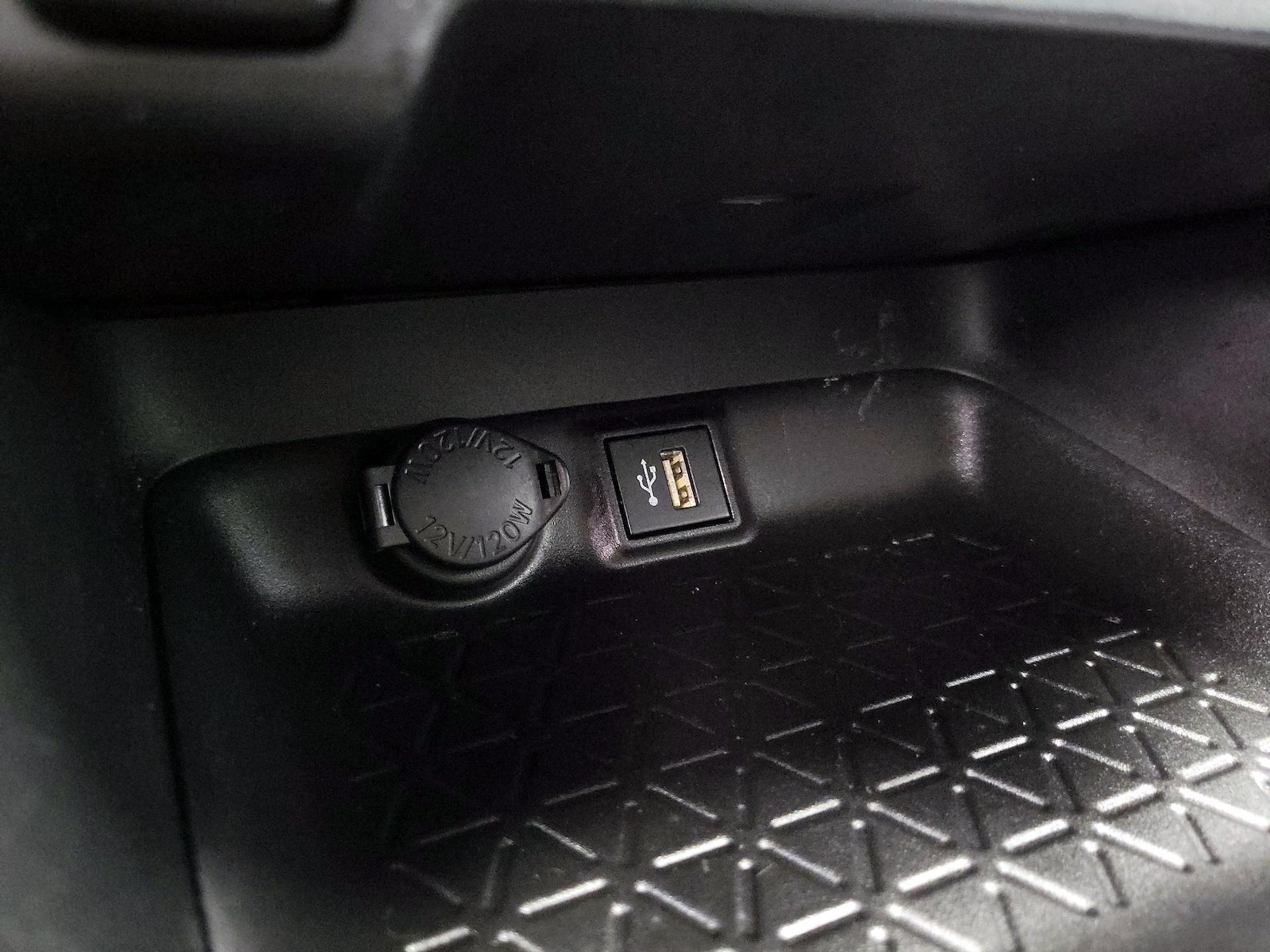 2023 Toyota RAV4 LE - Photo 19