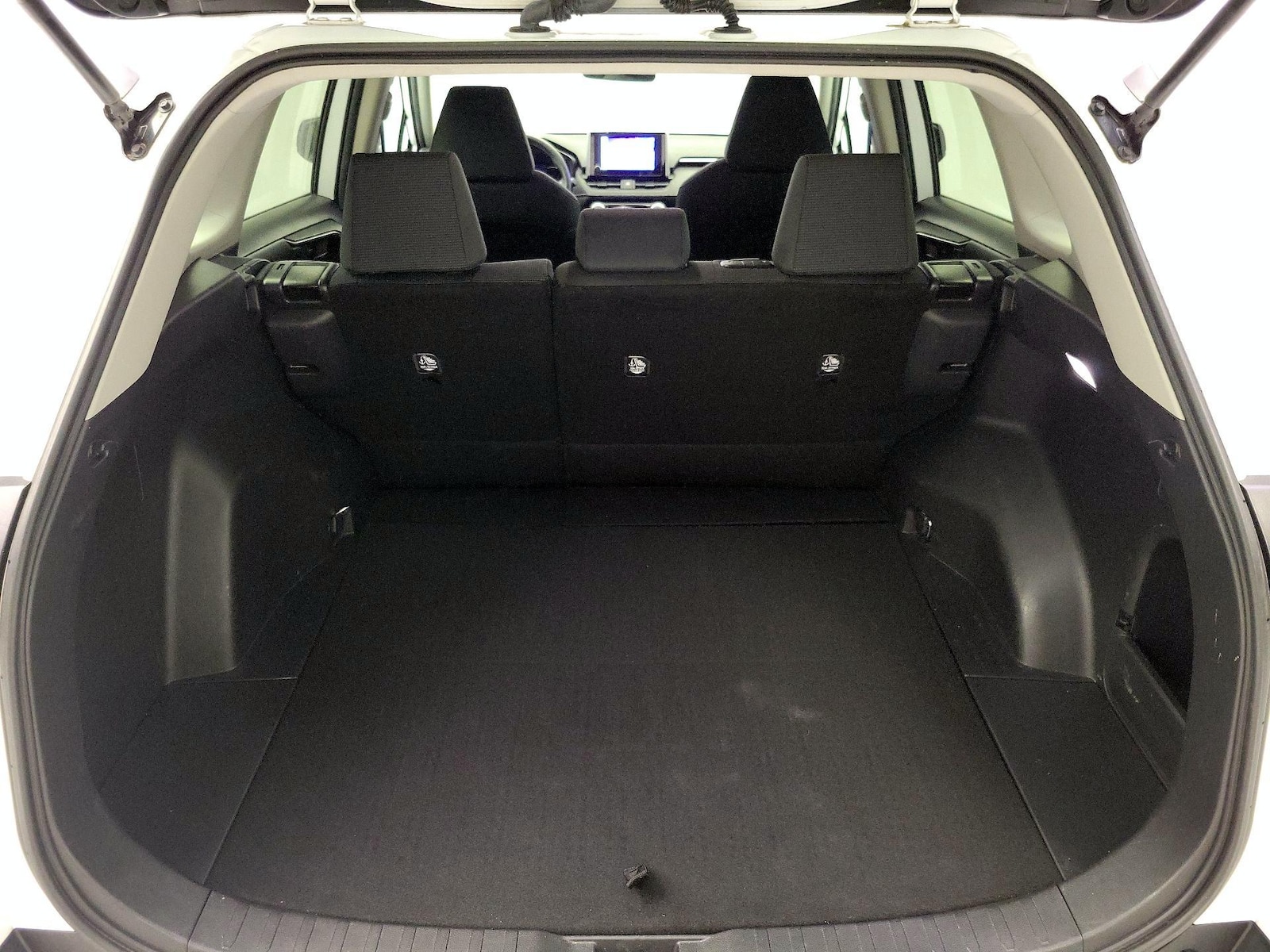 2023 Toyota RAV4 LE - Photo 21