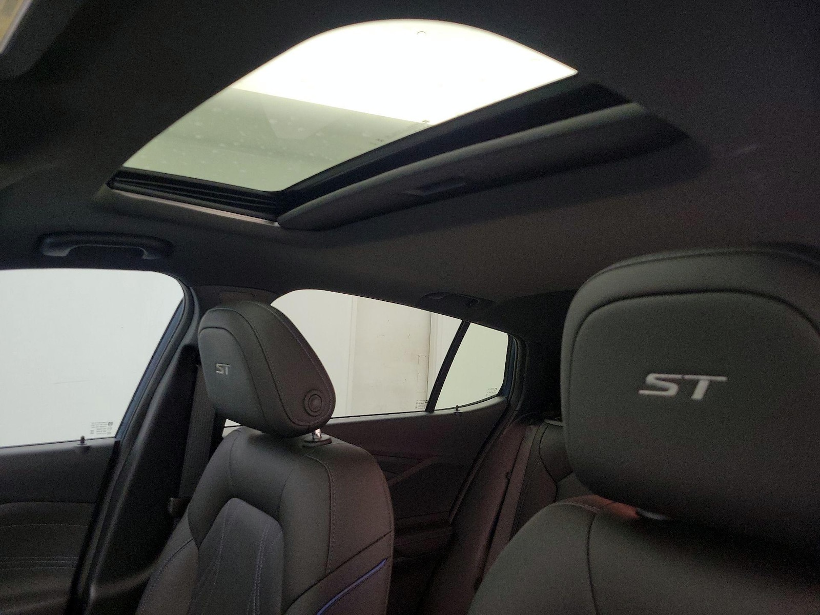Sunroof(s) & Overhead Airbags