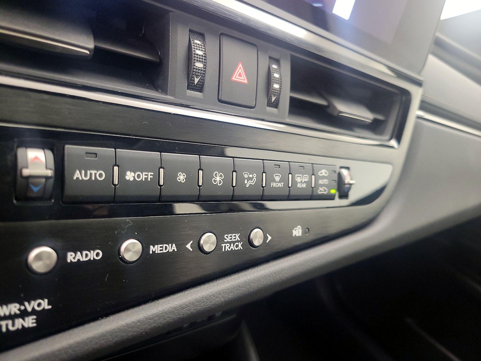 2024 Lexus ES 350 - Photo 17