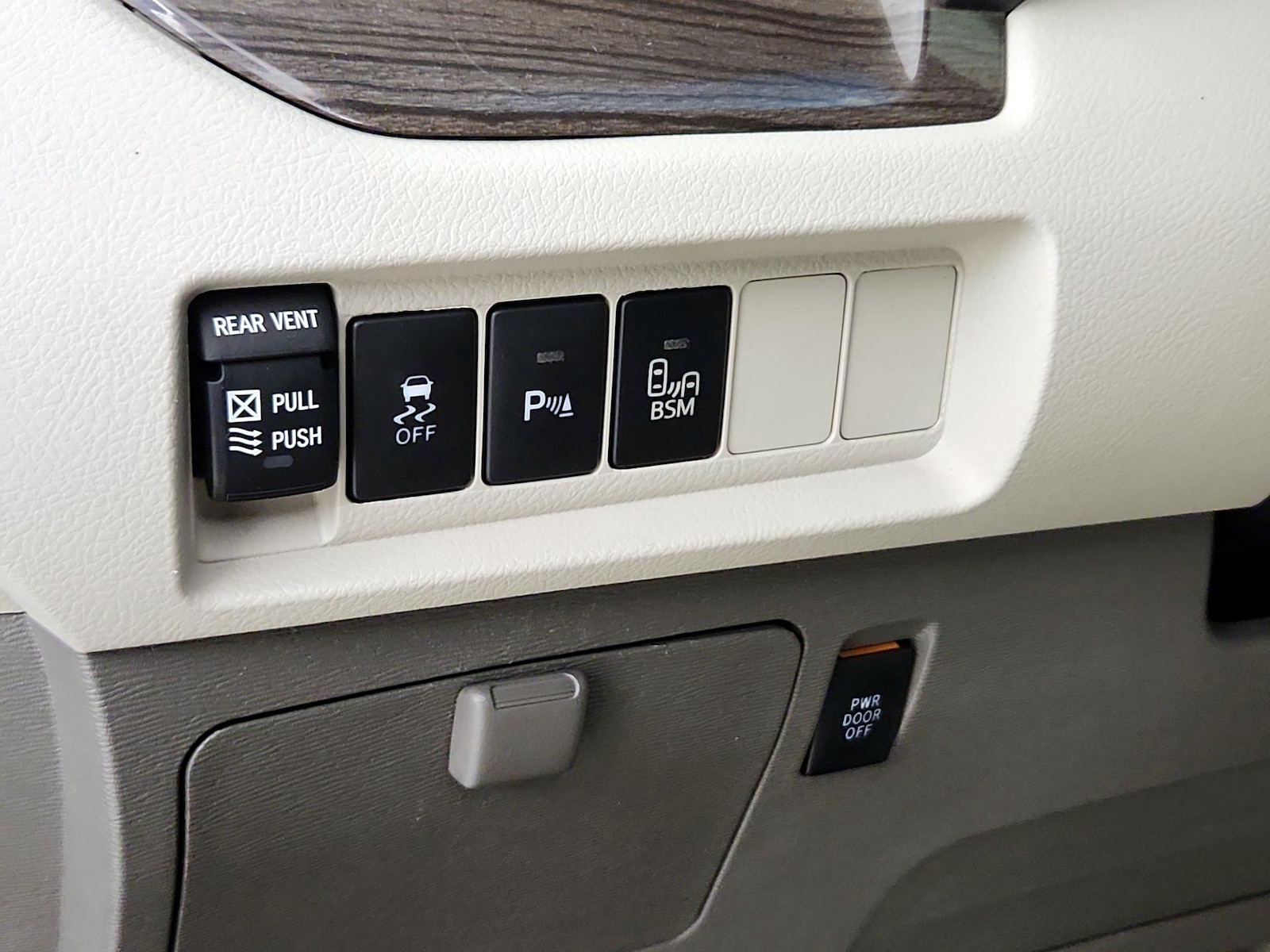 2016 Toyota Sienna XLE - Photo 14