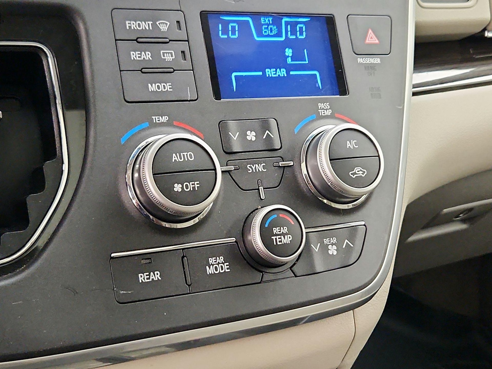 2016 Toyota Sienna XLE - Photo 18