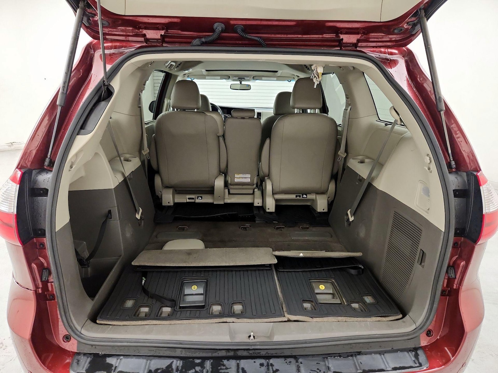 2016 Toyota Sienna XLE - Photo 25