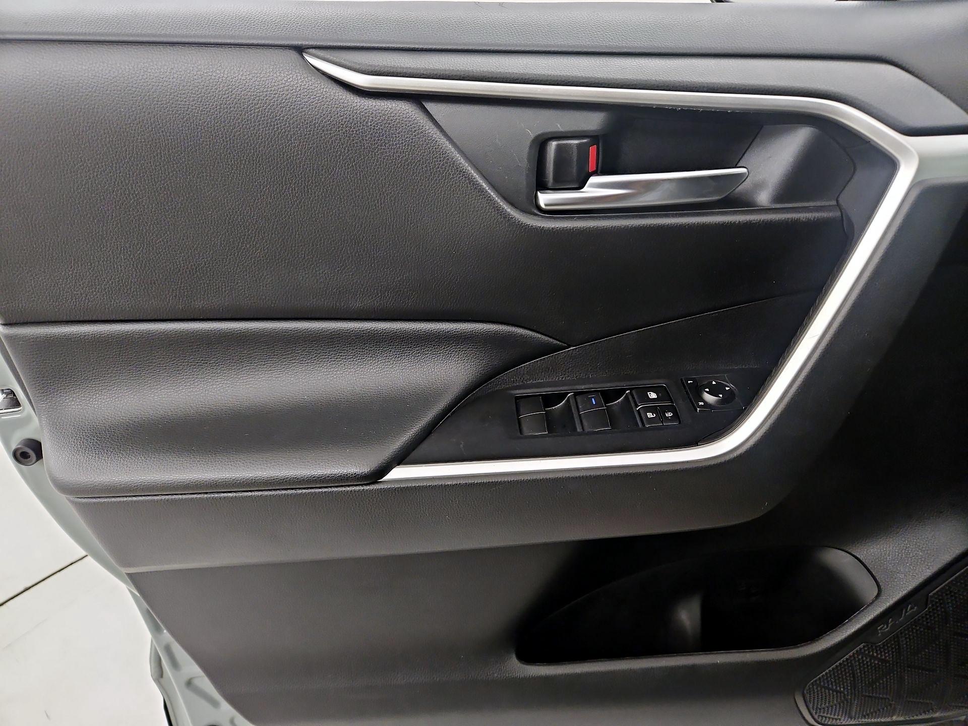 Thumbnail: 2020 Toyota RAV4 - 12