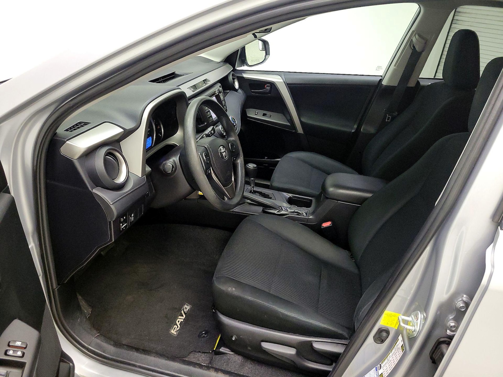 2016 Toyota RAV4 LE - Photo 12