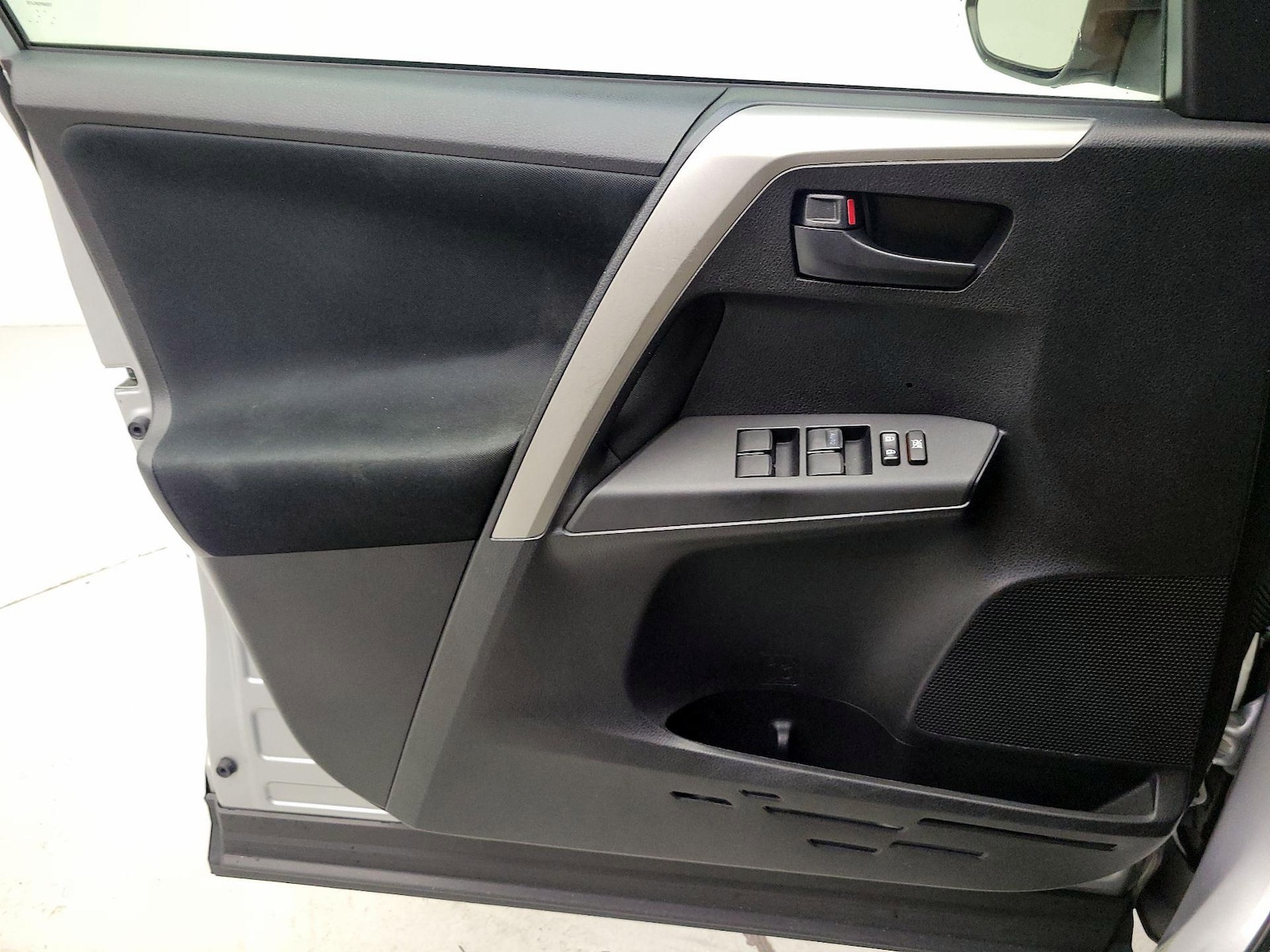 2016 Toyota RAV4 LE - Photo 13