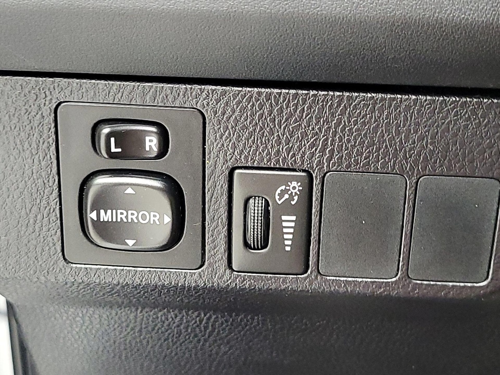 2016 Toyota RAV4 LE - Photo 14