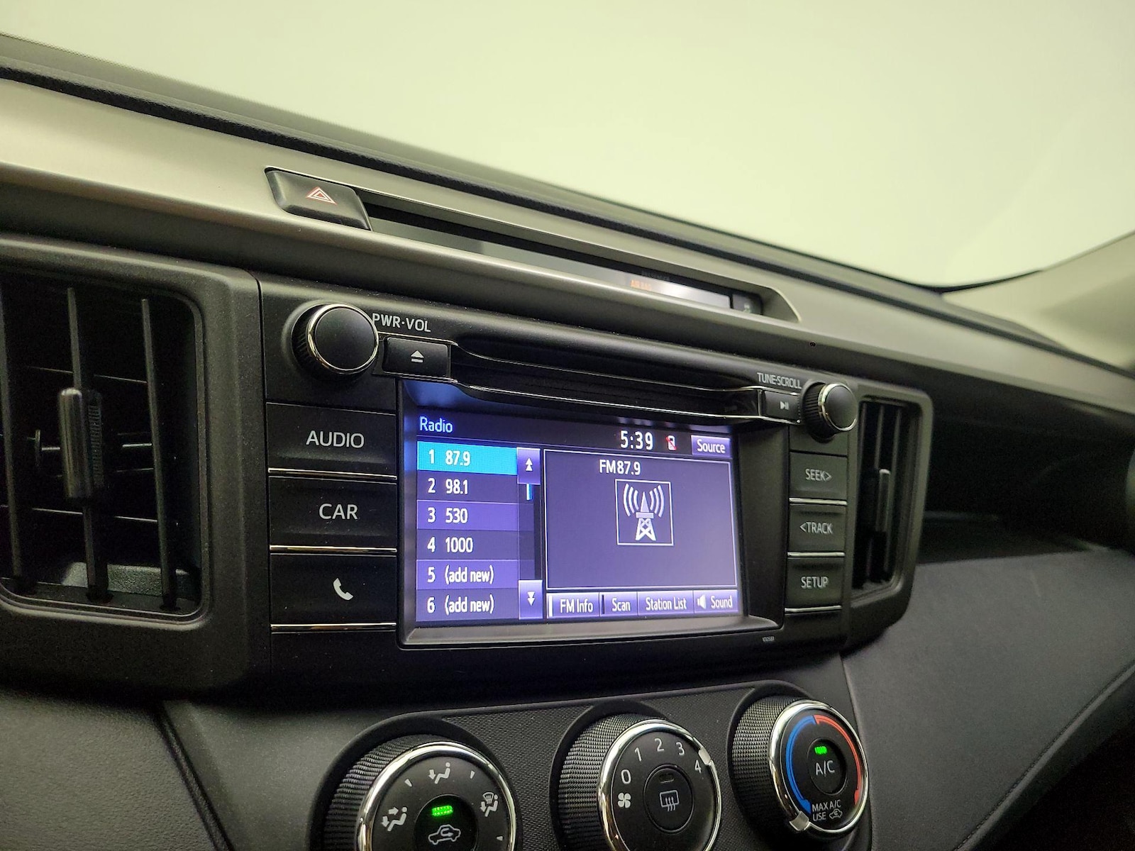 2016 Toyota RAV4 LE - Photo 16