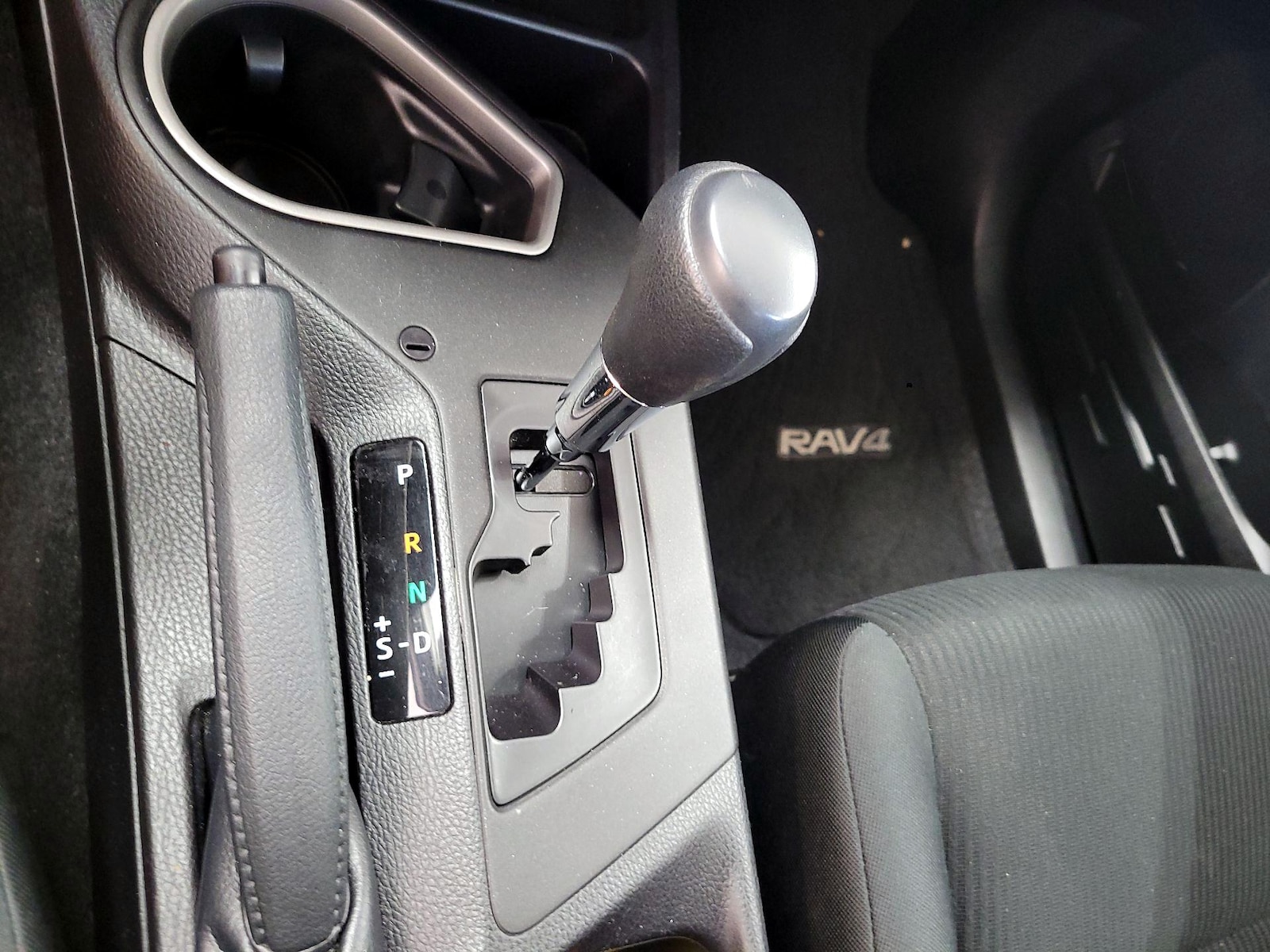 2016 Toyota RAV4 LE - Photo 18