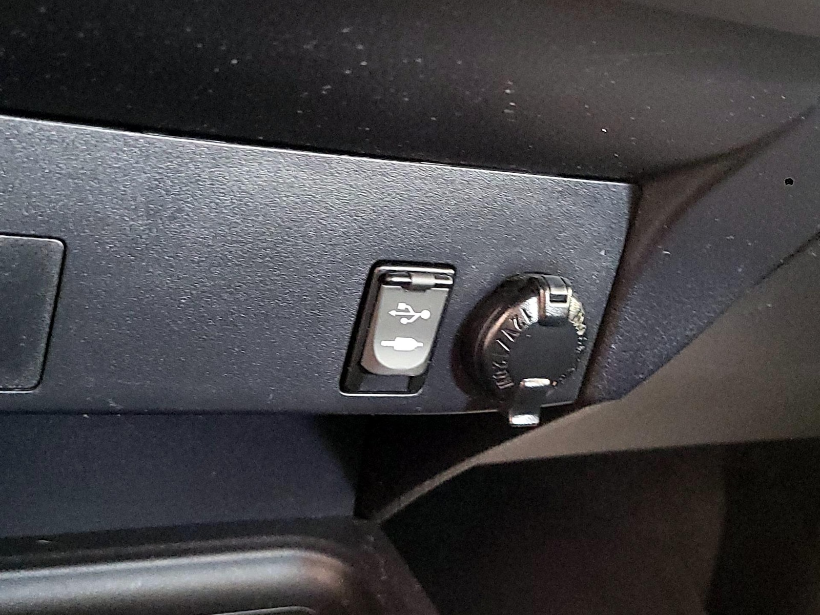 2016 Toyota RAV4 LE - Photo 19