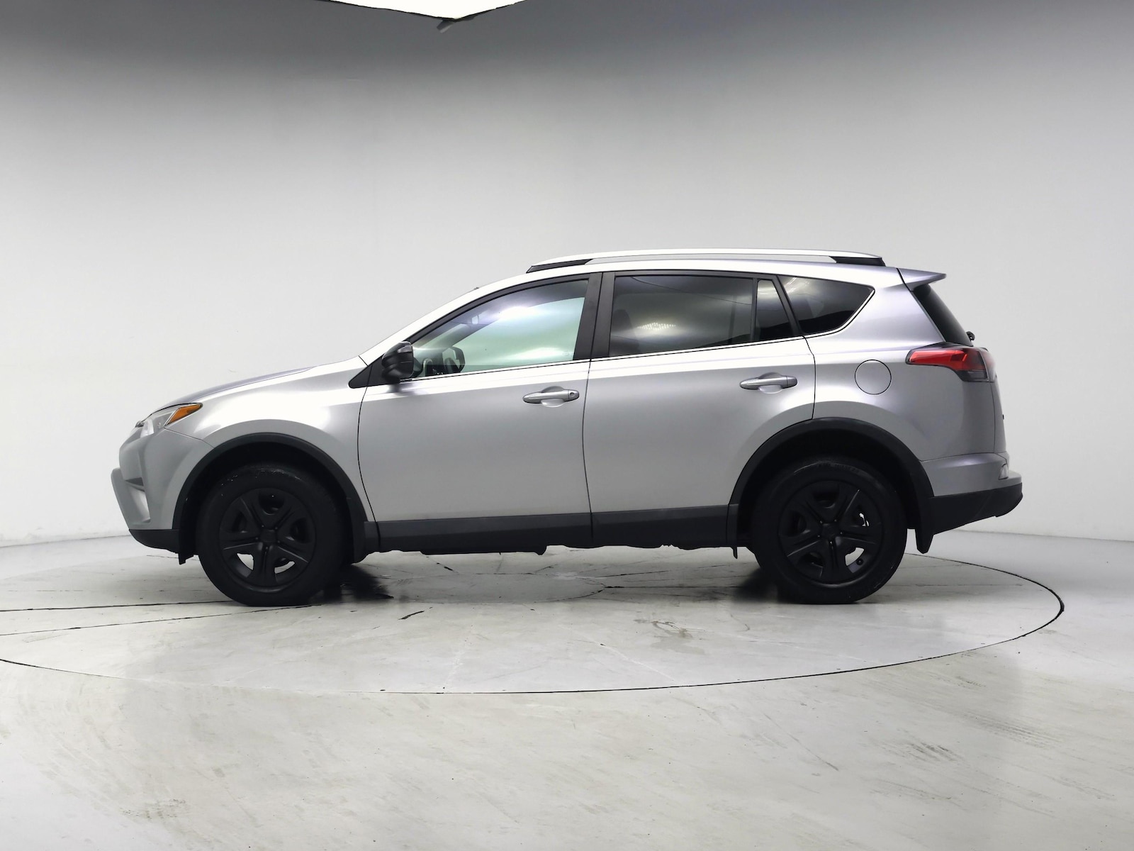 2016 Toyota RAV4 LE - Photo 4