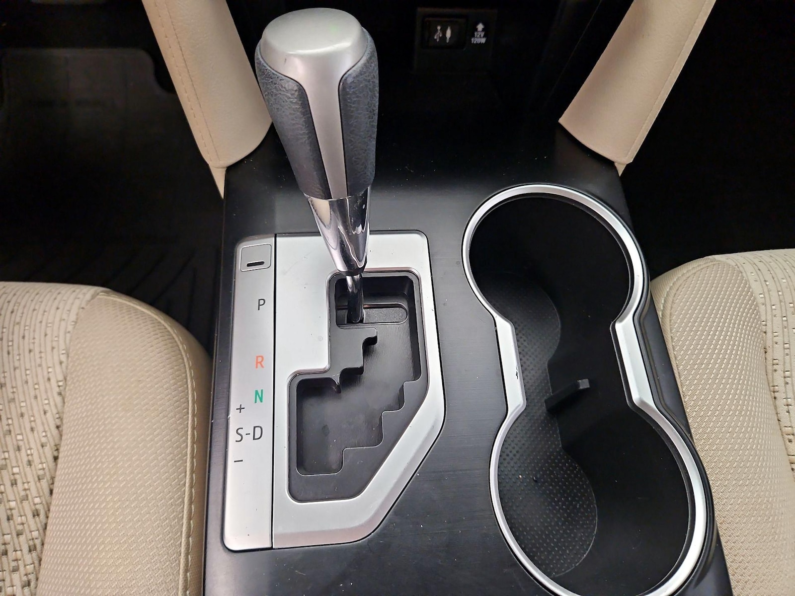 2014 Toyota Camry L - Photo 18