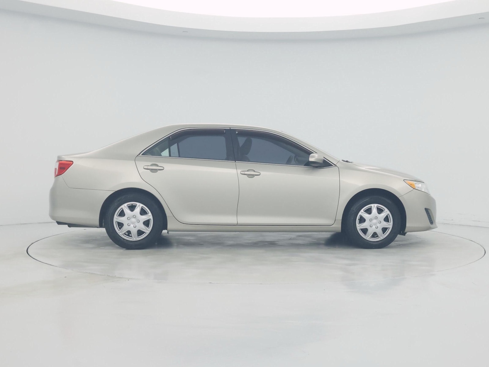 2014 Toyota Camry L - Photo 8