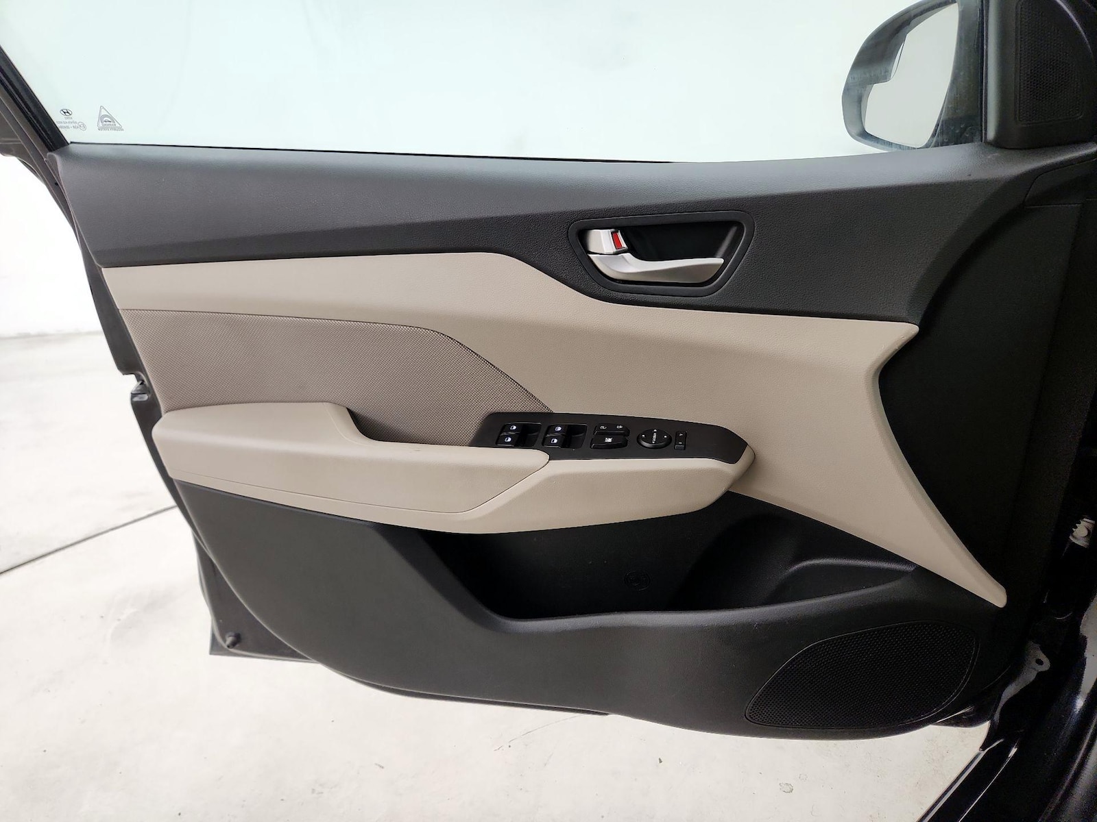 2022 Hyundai Accent Limited - Photo 13
