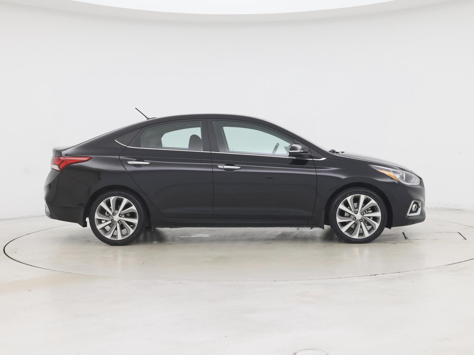 2022 Hyundai Accent Limited - Photo 8