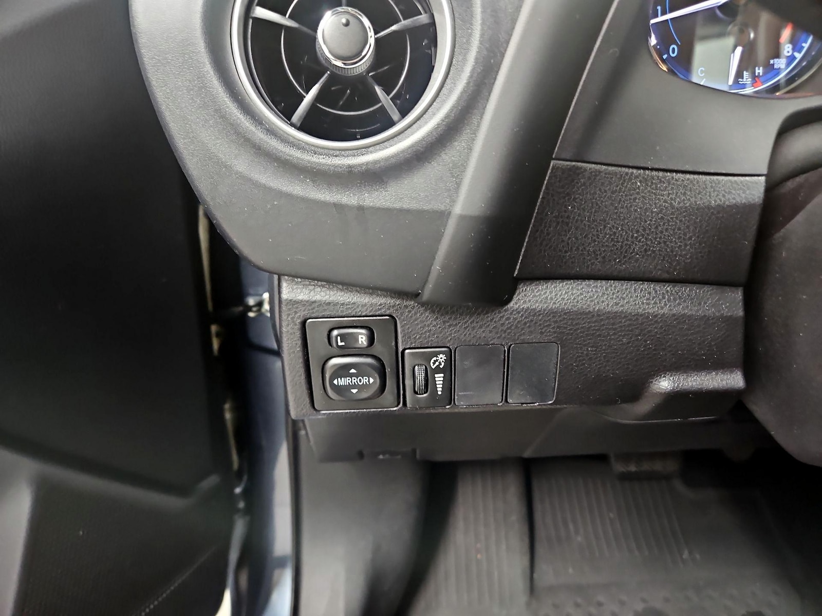 2017 Toyota Corolla XLE - Photo 14