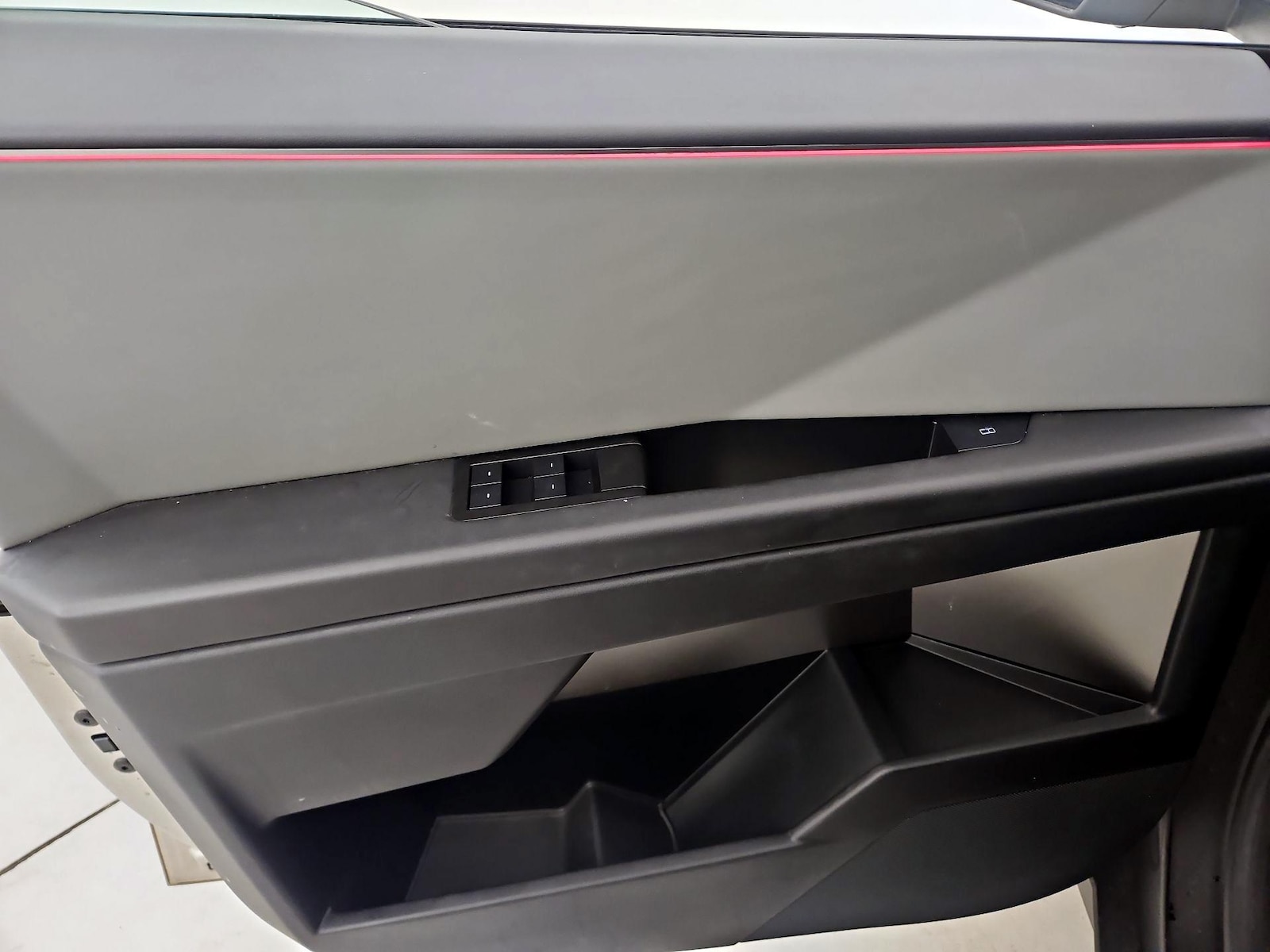 2024 Tesla Cybertruck Base - Photo 13