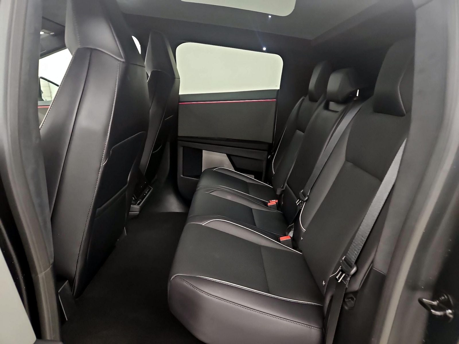 2024 Tesla Cybertruck Base - Photo 19