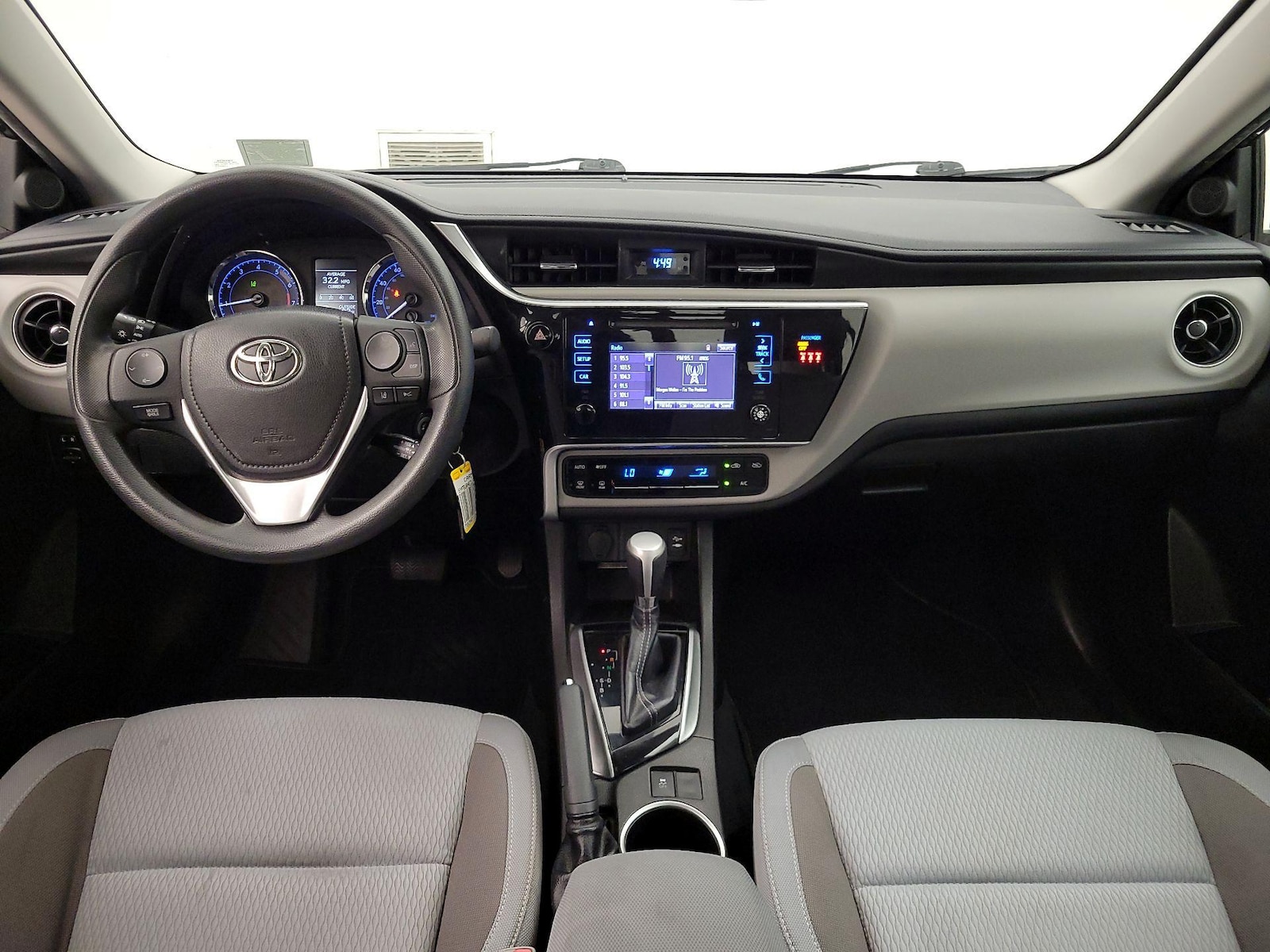 2018 Toyota Corolla LE - Photo 10