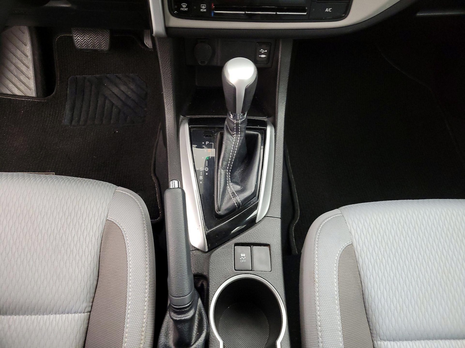 2018 Toyota Corolla LE - Photo 18