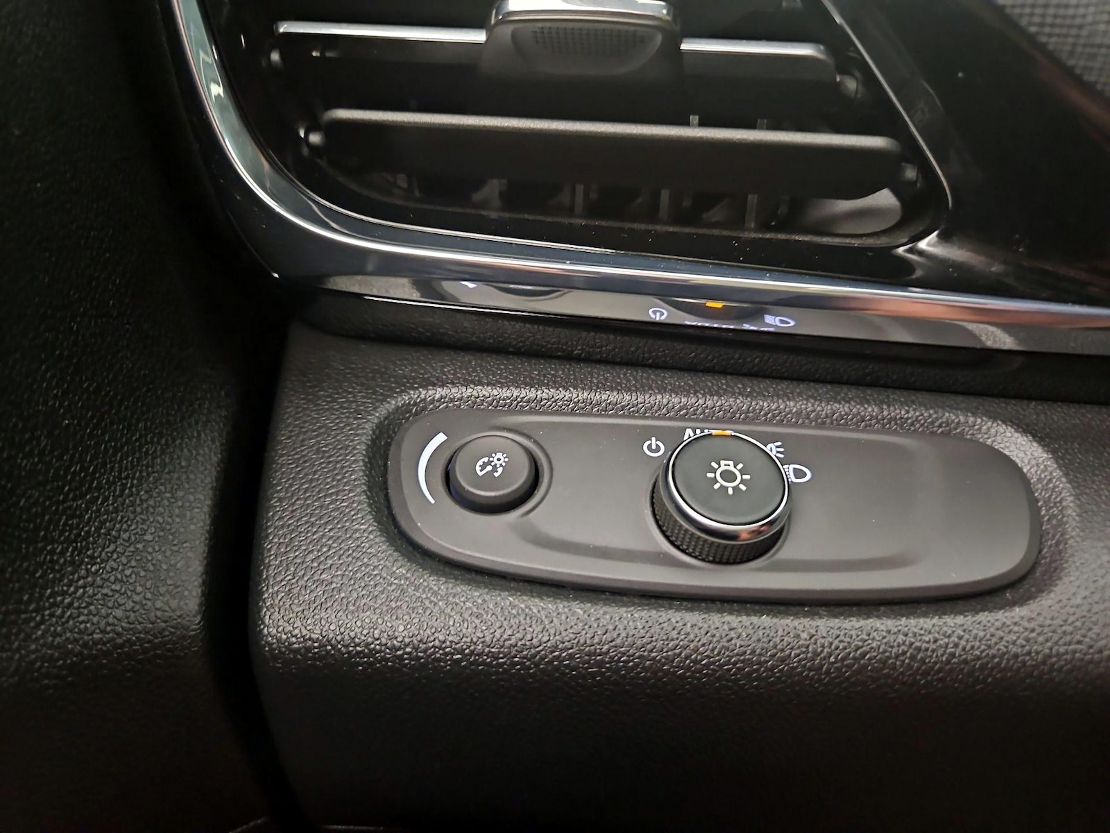 2025 Buick Envista Sport Touring - Photo 14