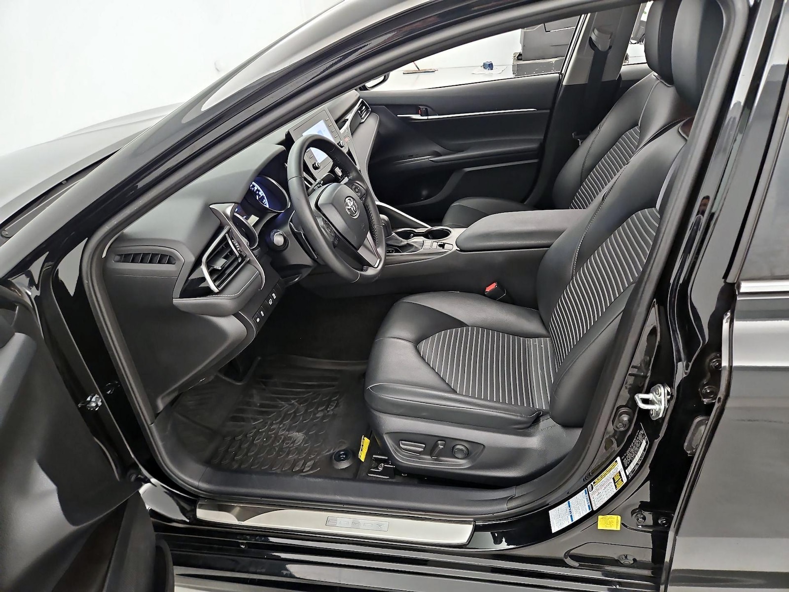 2023 Toyota Camry SE - Photo 12