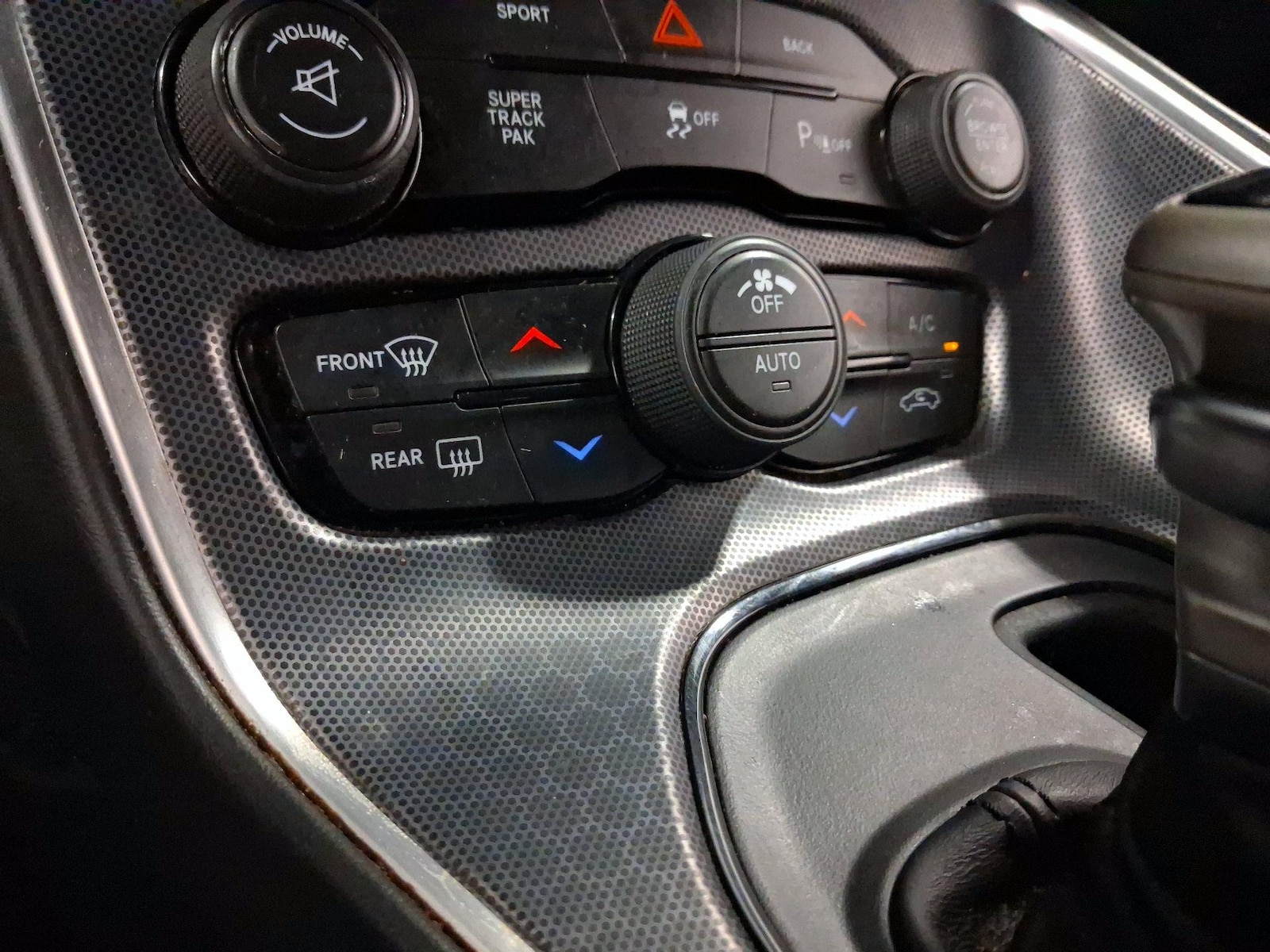 2015 Dodge Challenger SXT - Photo 16