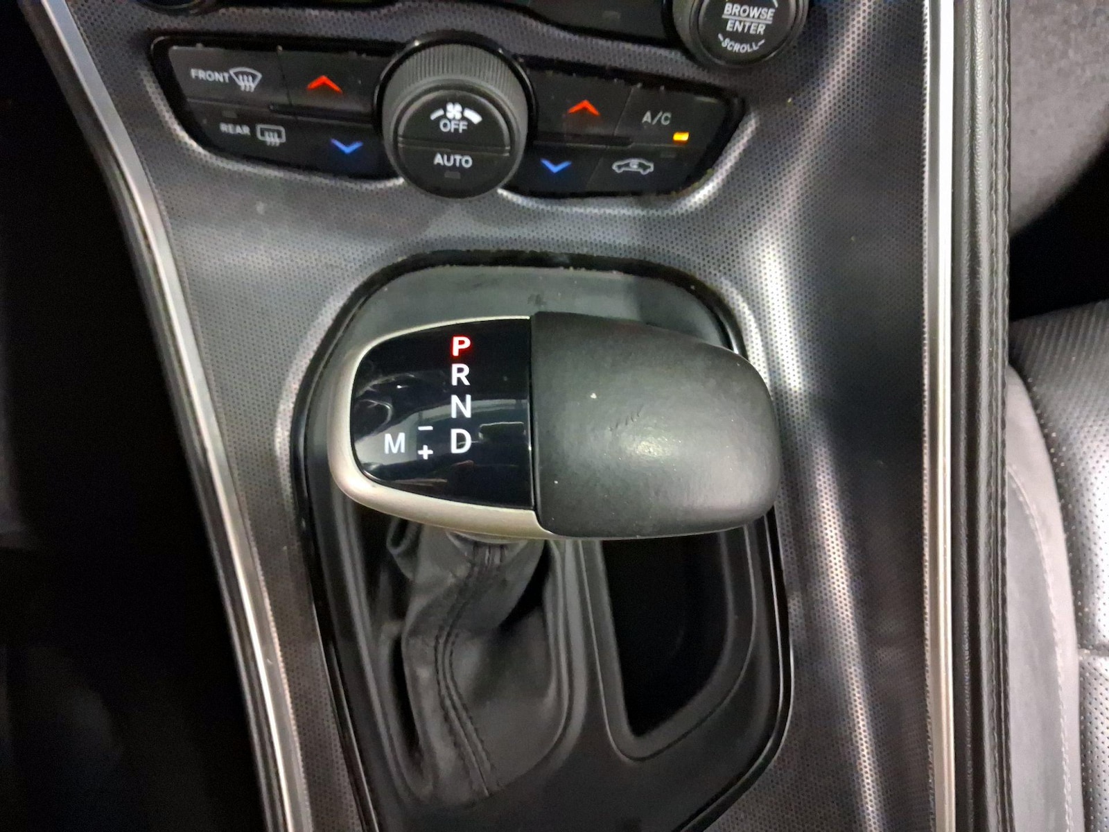 2015 Dodge Challenger SXT - Photo 17