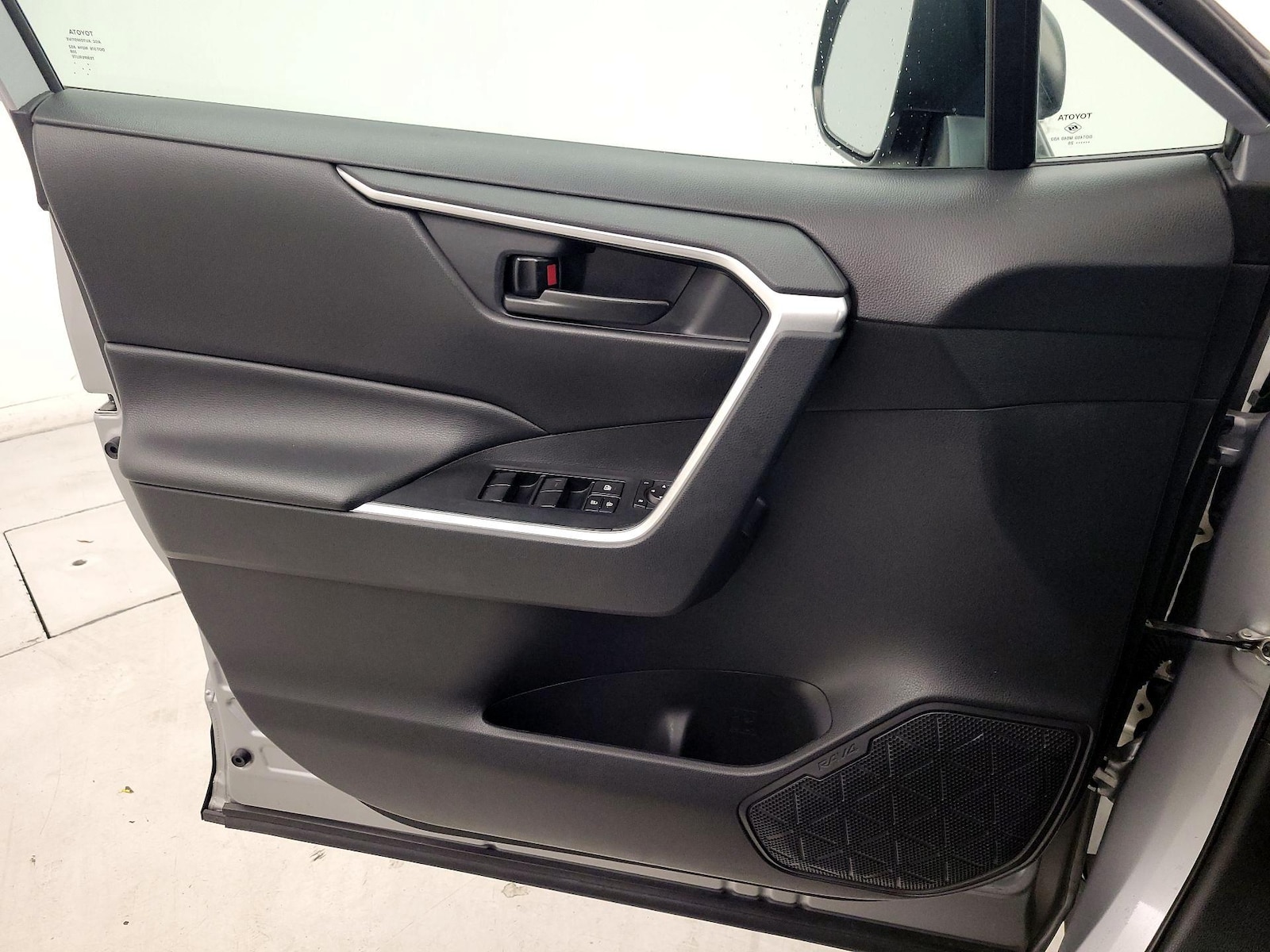 2020 Toyota RAV4 LE - Photo 13
