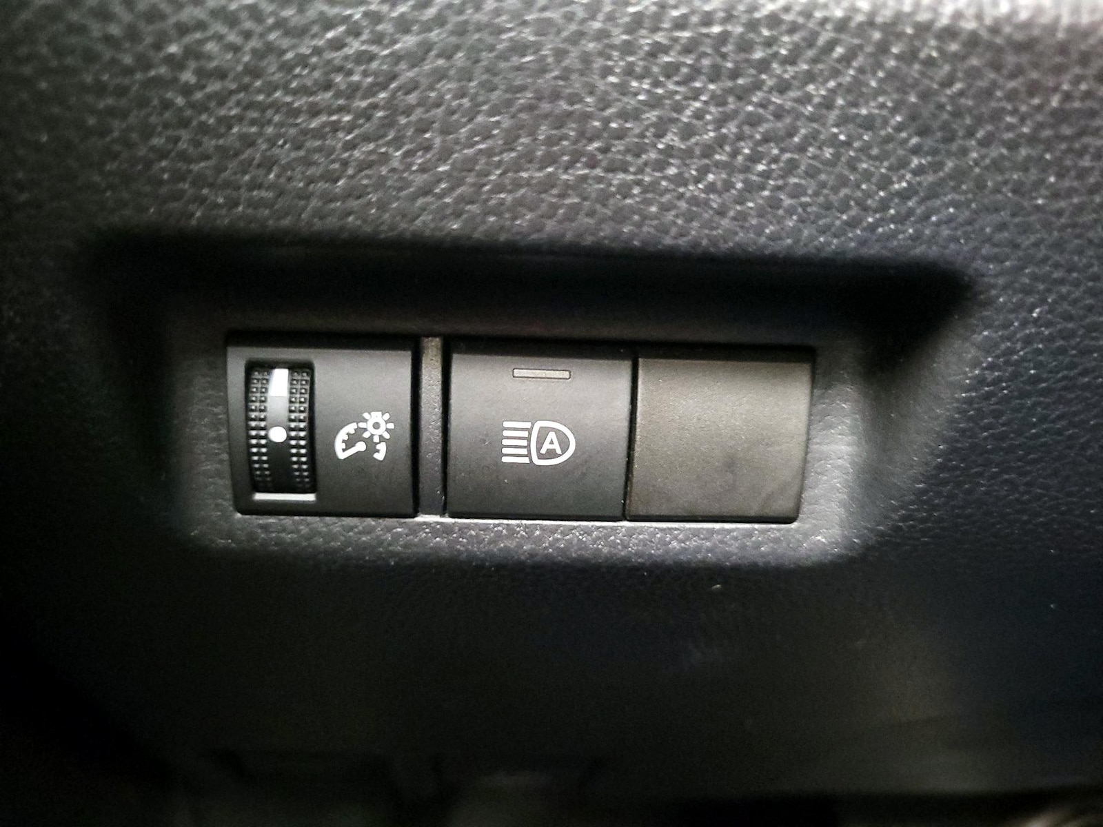 2020 Toyota RAV4 LE - Photo 14