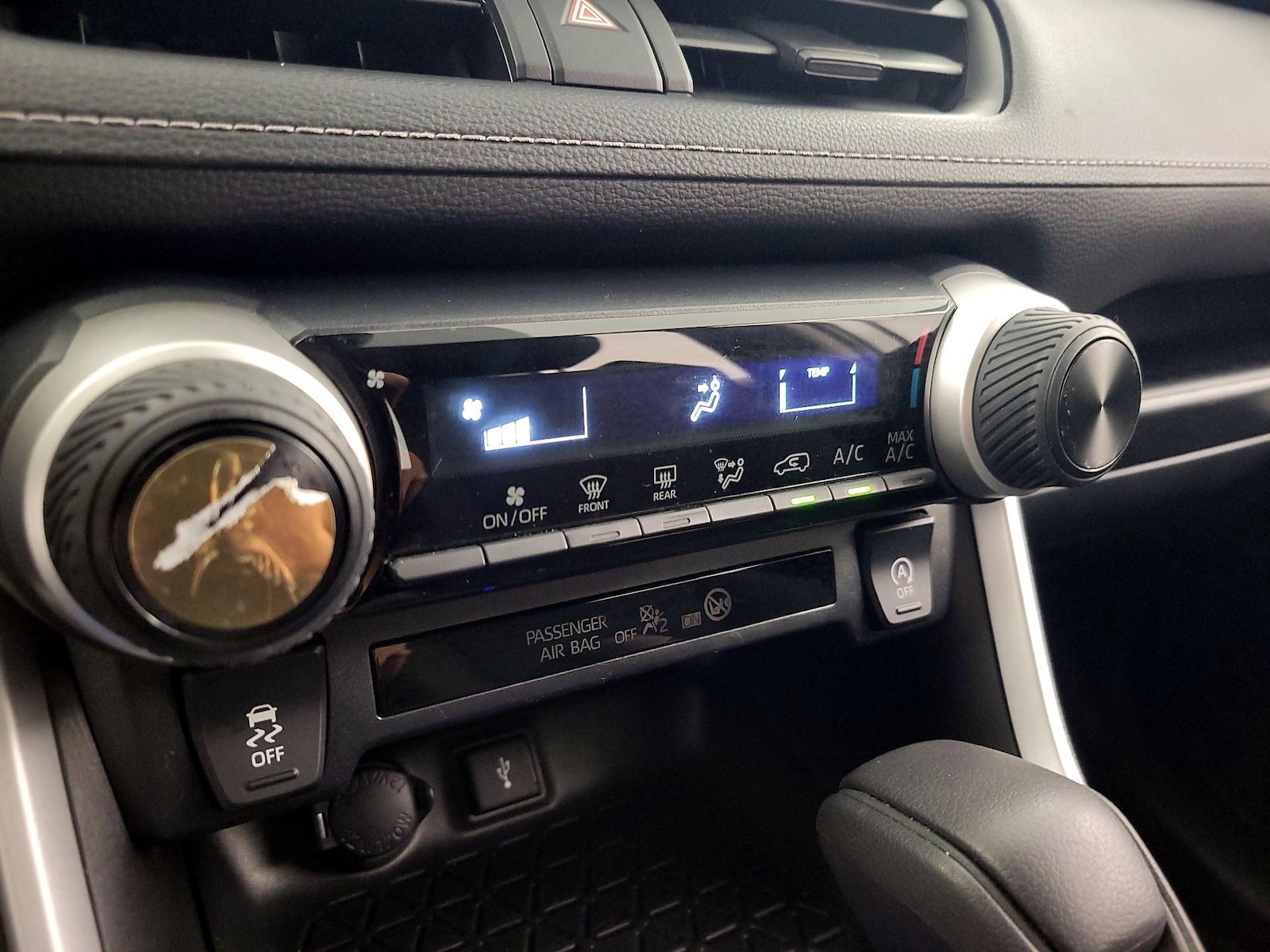 2020 Toyota RAV4 LE - Photo 17