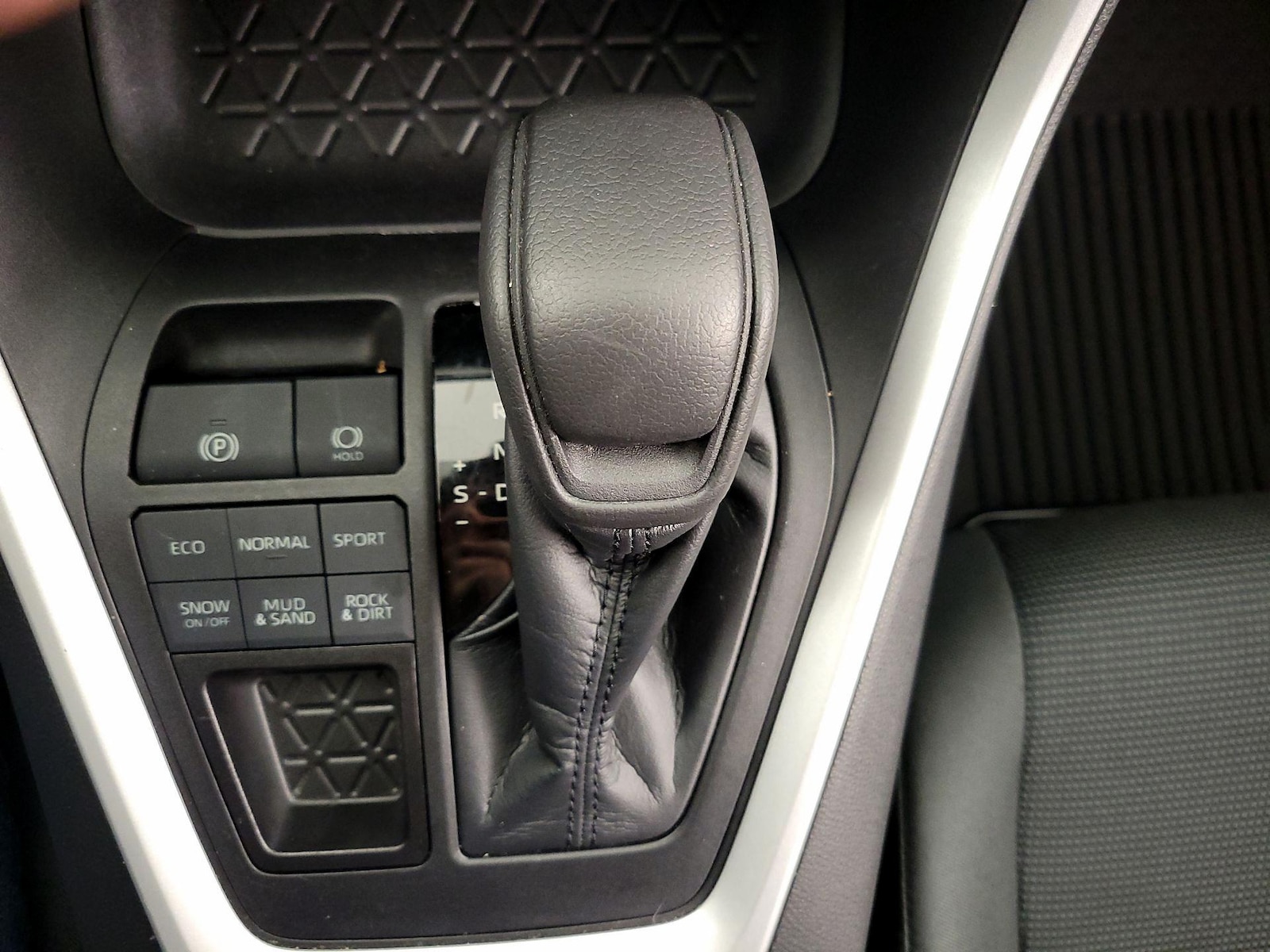2020 Toyota RAV4 LE - Photo 18
