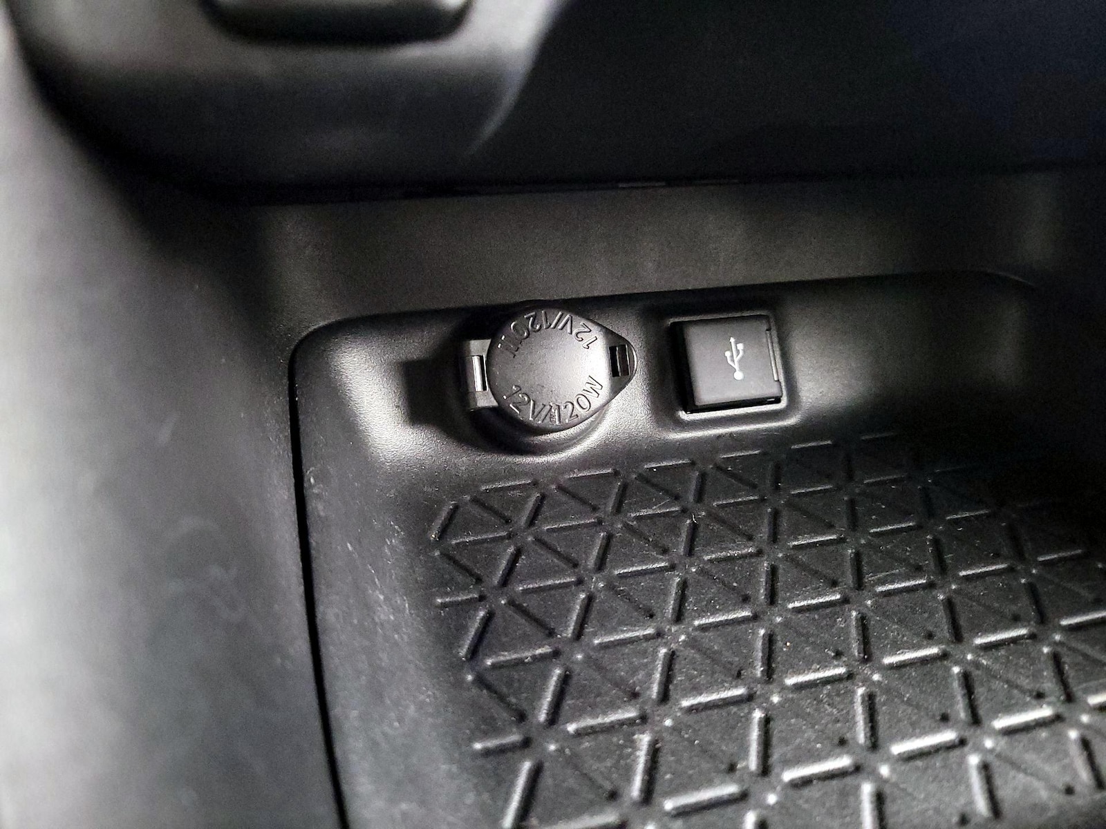 2020 Toyota RAV4 LE - Photo 19