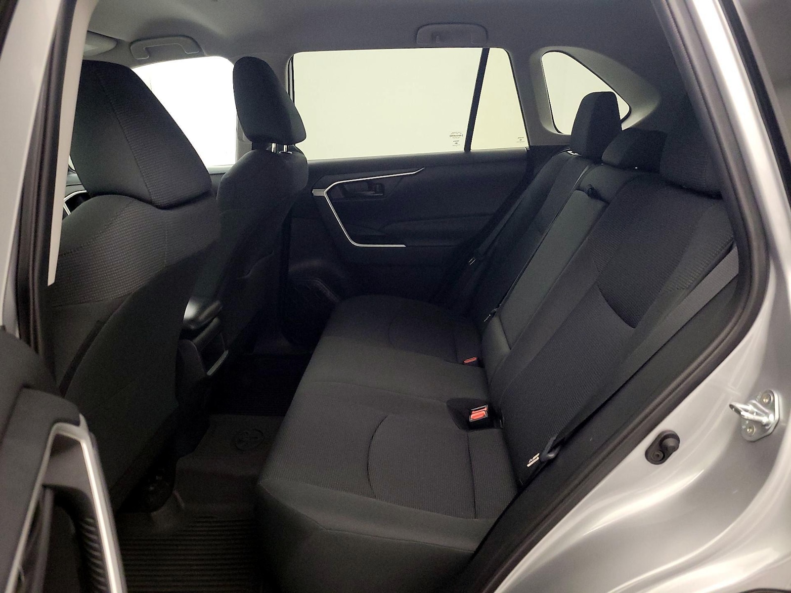 2020 Toyota RAV4 LE - Photo 20