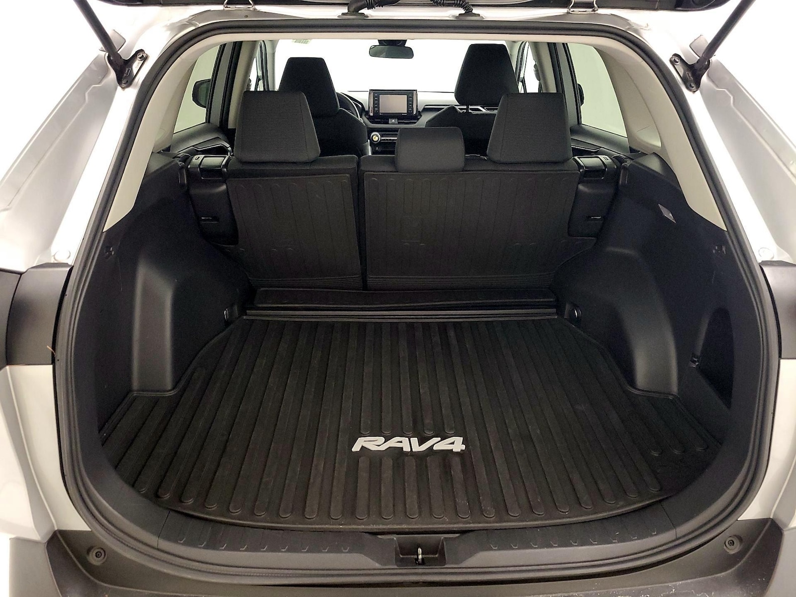 2020 Toyota RAV4 LE - Photo 21