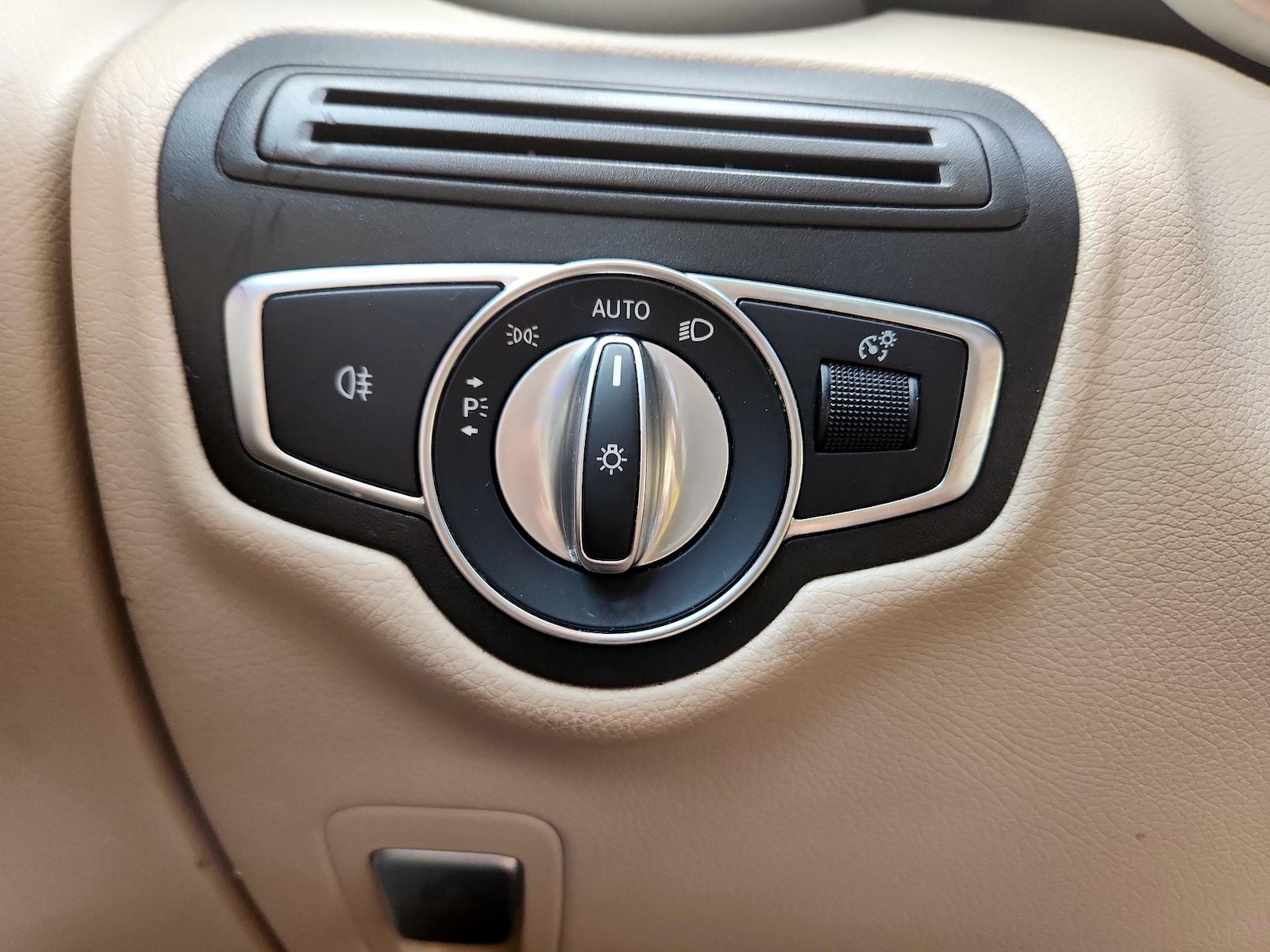 2021 Mercedes-Benz GLC GLC300 - Photo 14