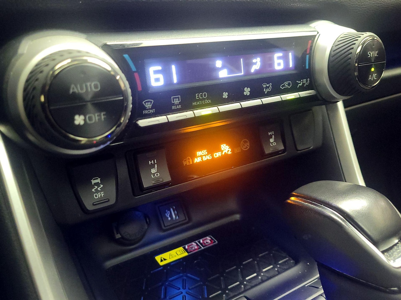 2024 Toyota RAV4 XSE - Photo 18