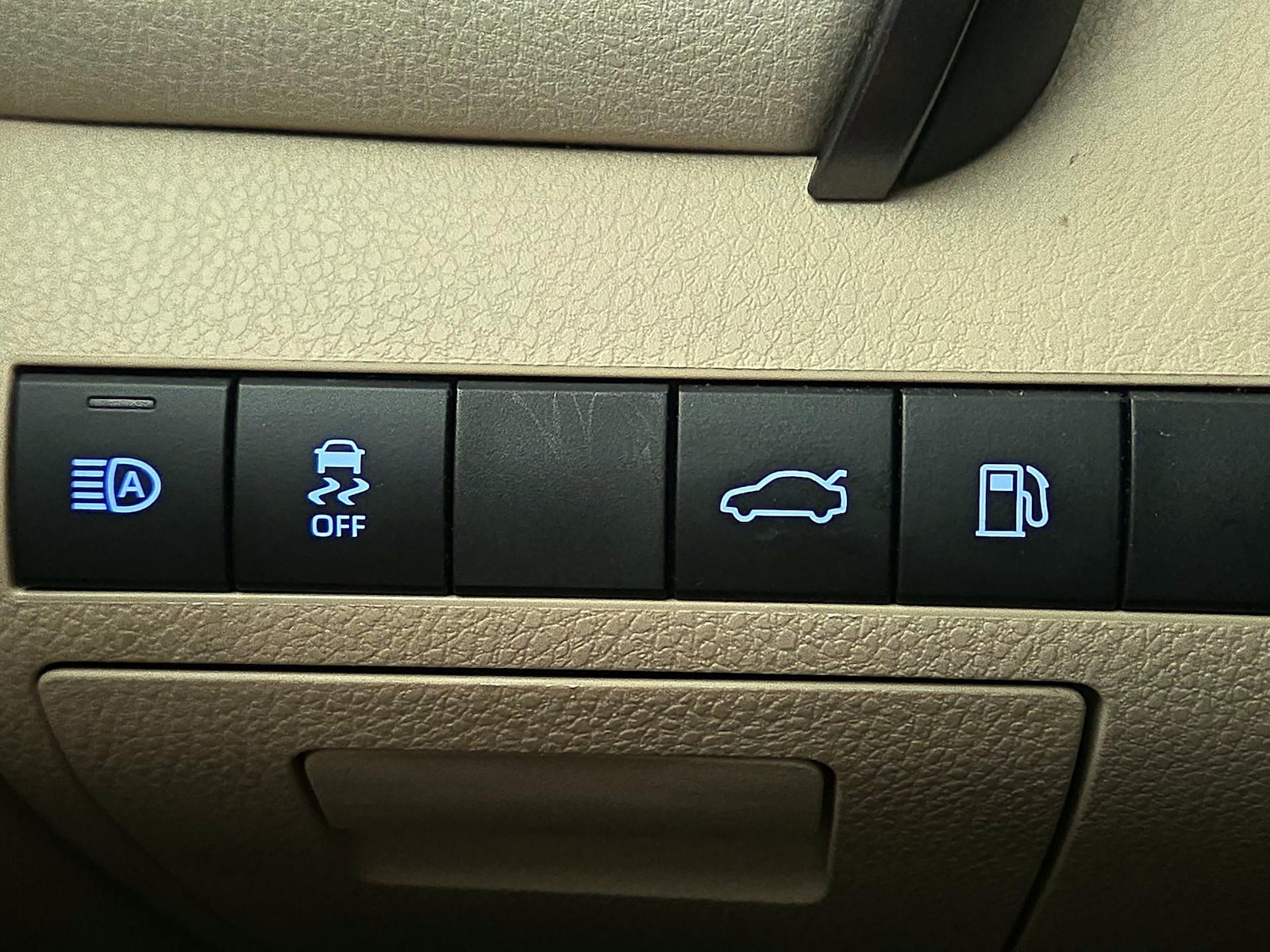2018 Toyota Camry XLE - Photo 14