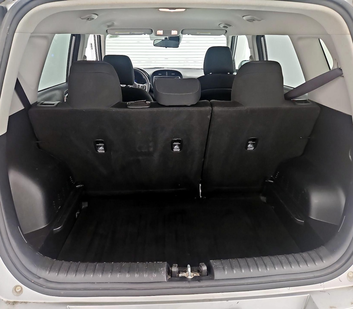 Trunk/Cargo (Seats Up)