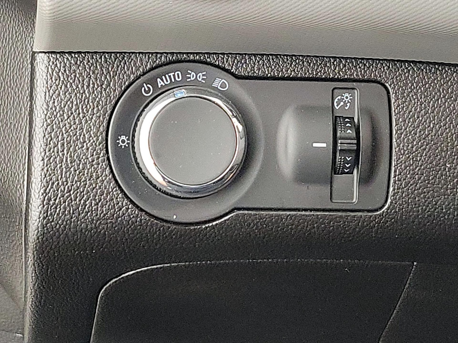 2019 Chevrolet Sonic LT - Photo 14