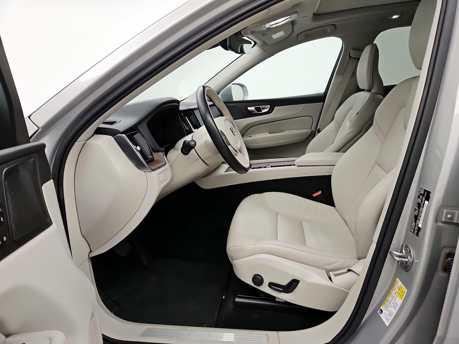 2022 Volvo XC60 Momentum - Photo 12