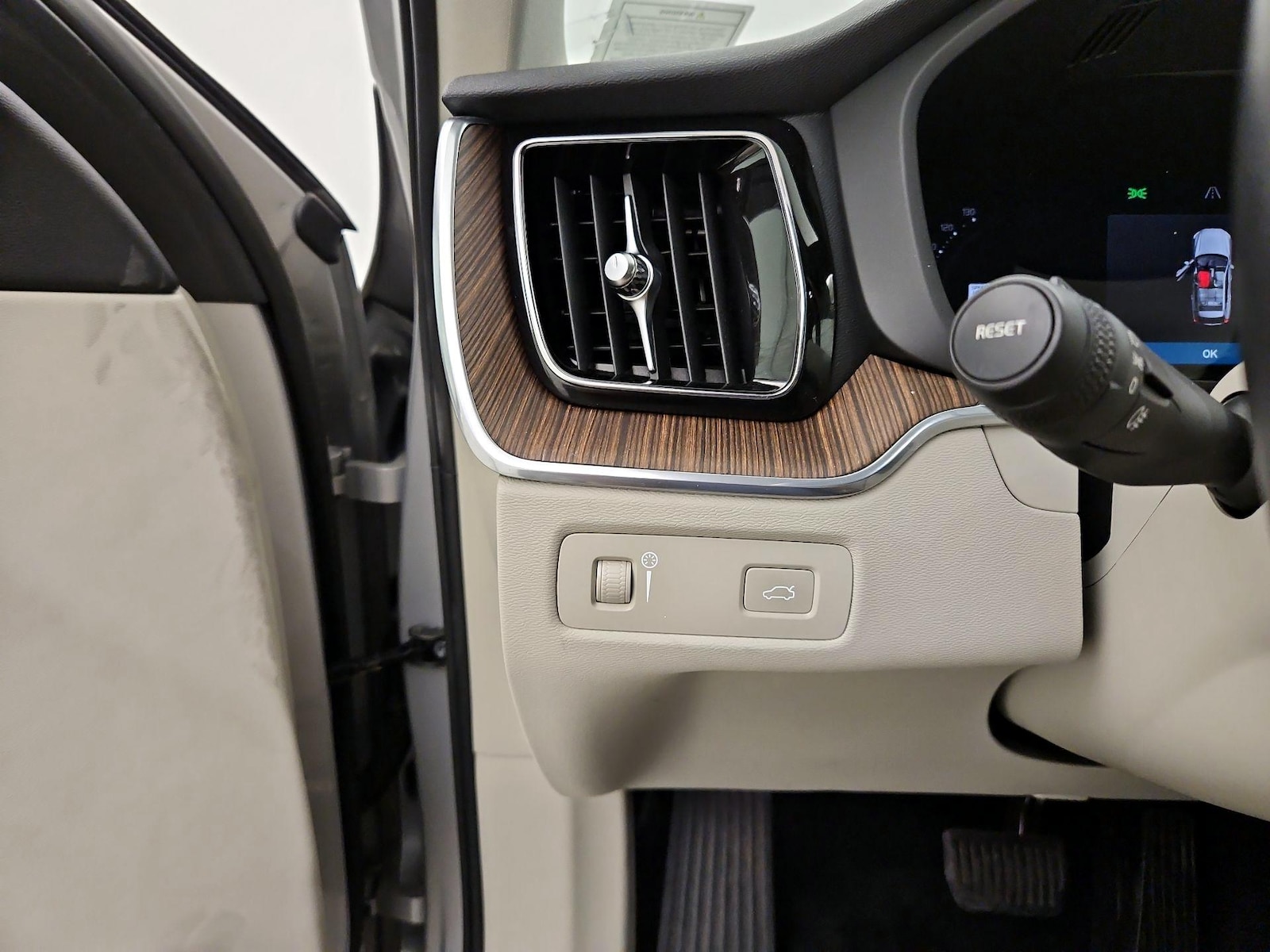 2022 Volvo XC60 Momentum - Photo 14