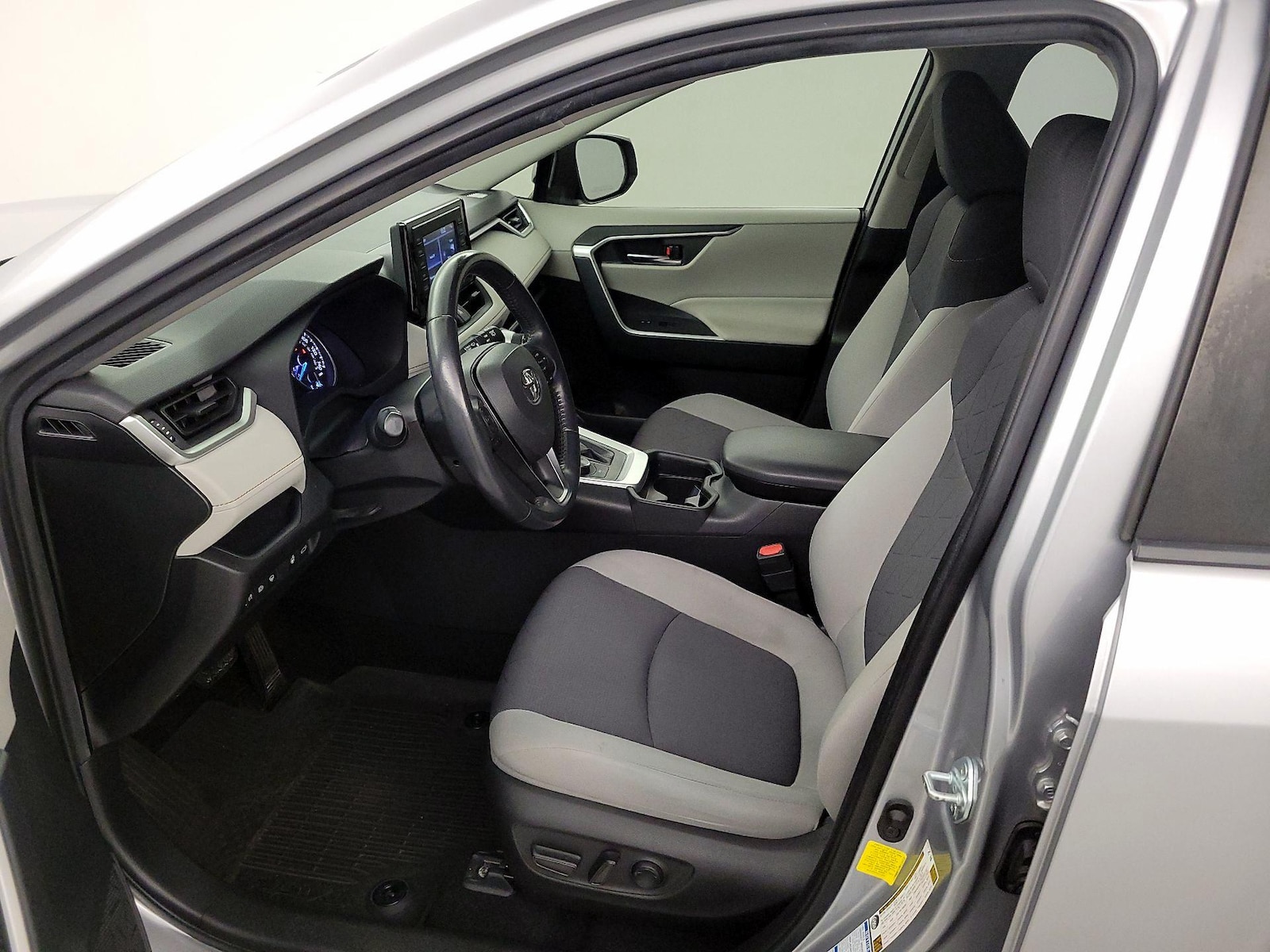 2021 Toyota RAV4 XLE - Photo 11