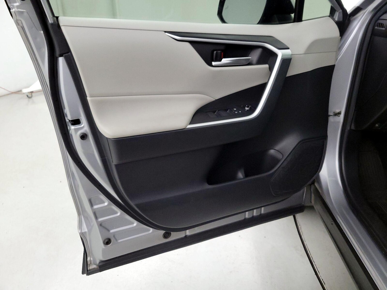 2021 Toyota RAV4 XLE - Photo 12