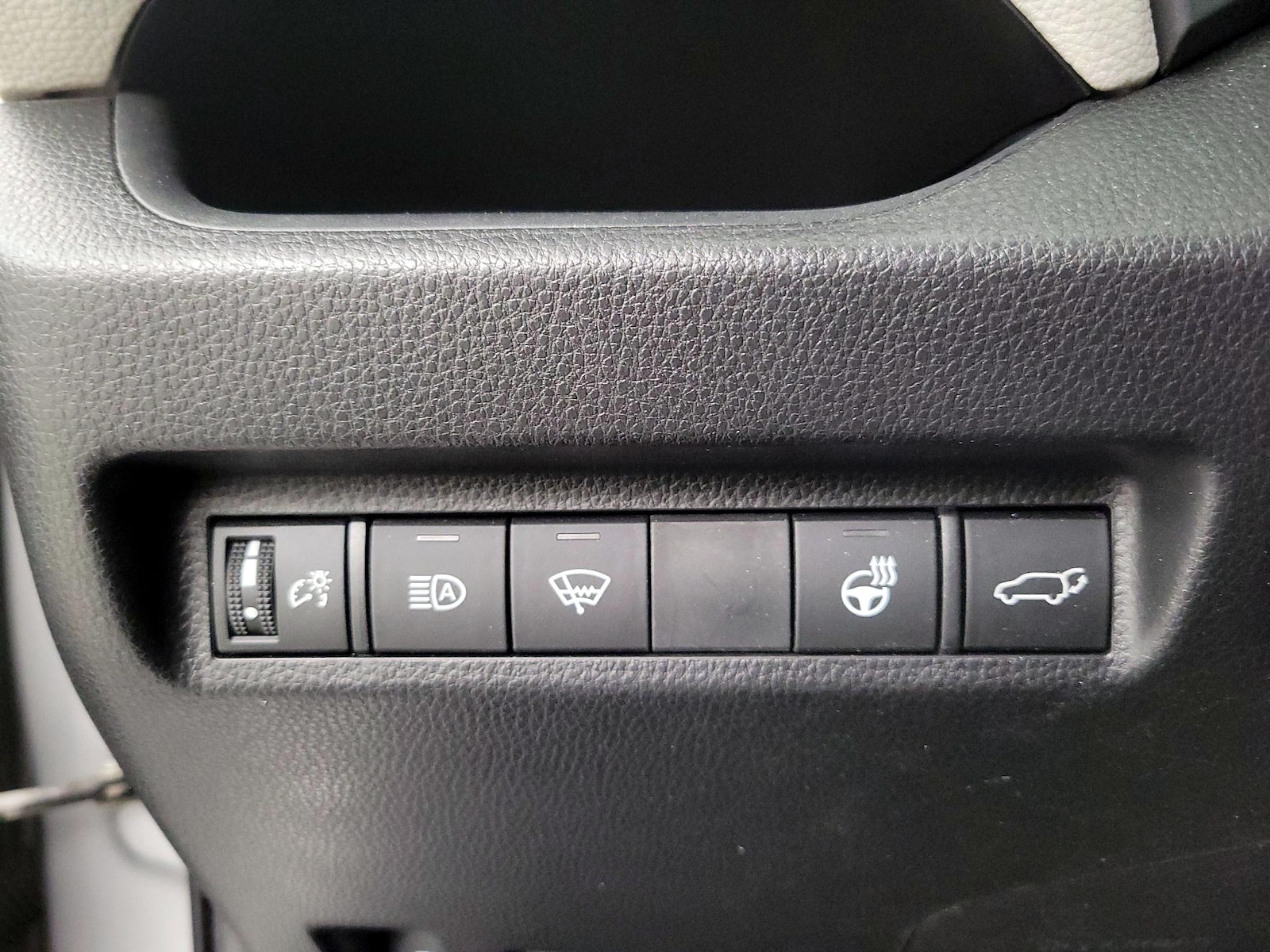2021 Toyota RAV4 XLE - Photo 13