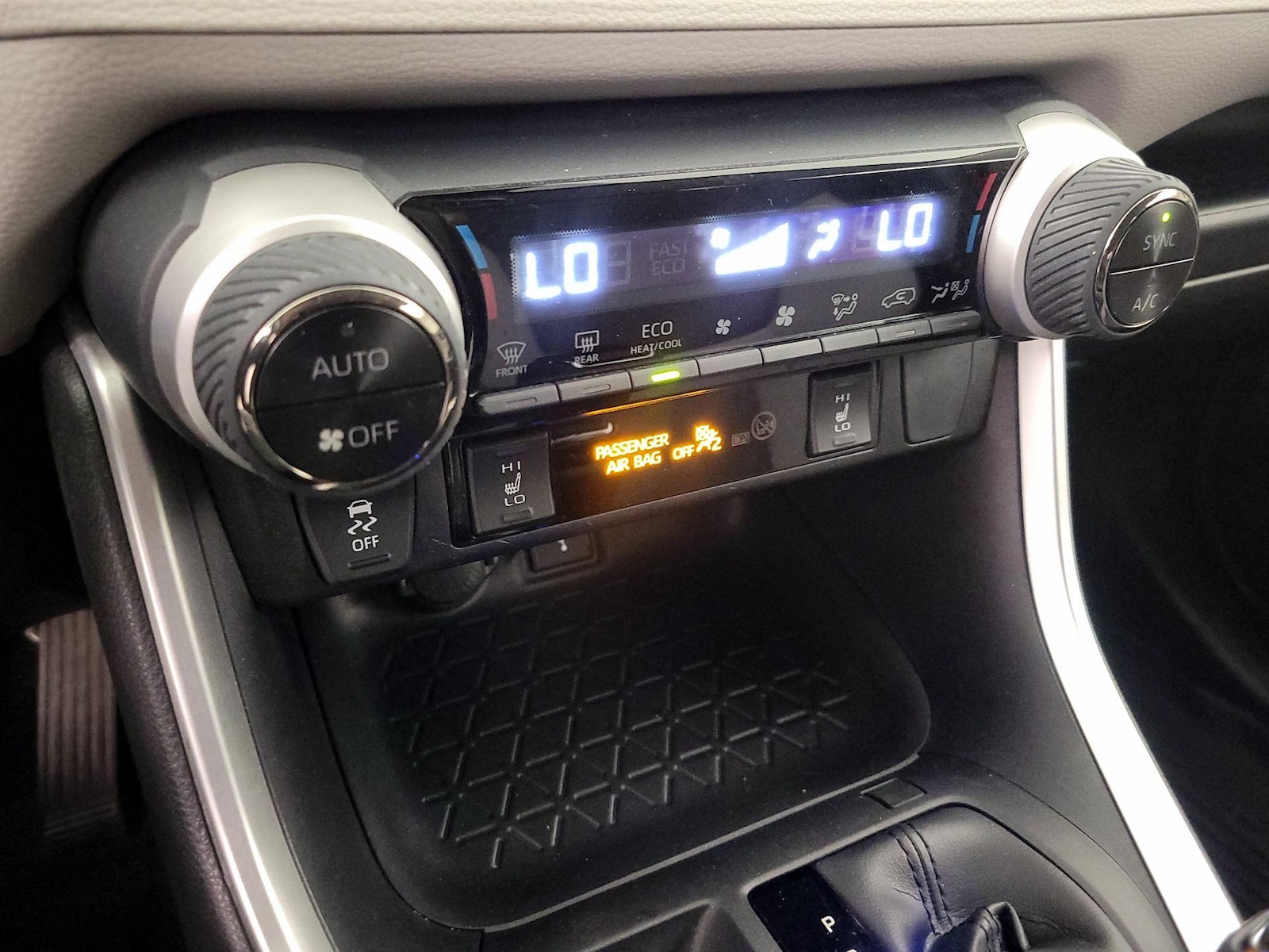 2021 Toyota RAV4 XLE - Photo 16