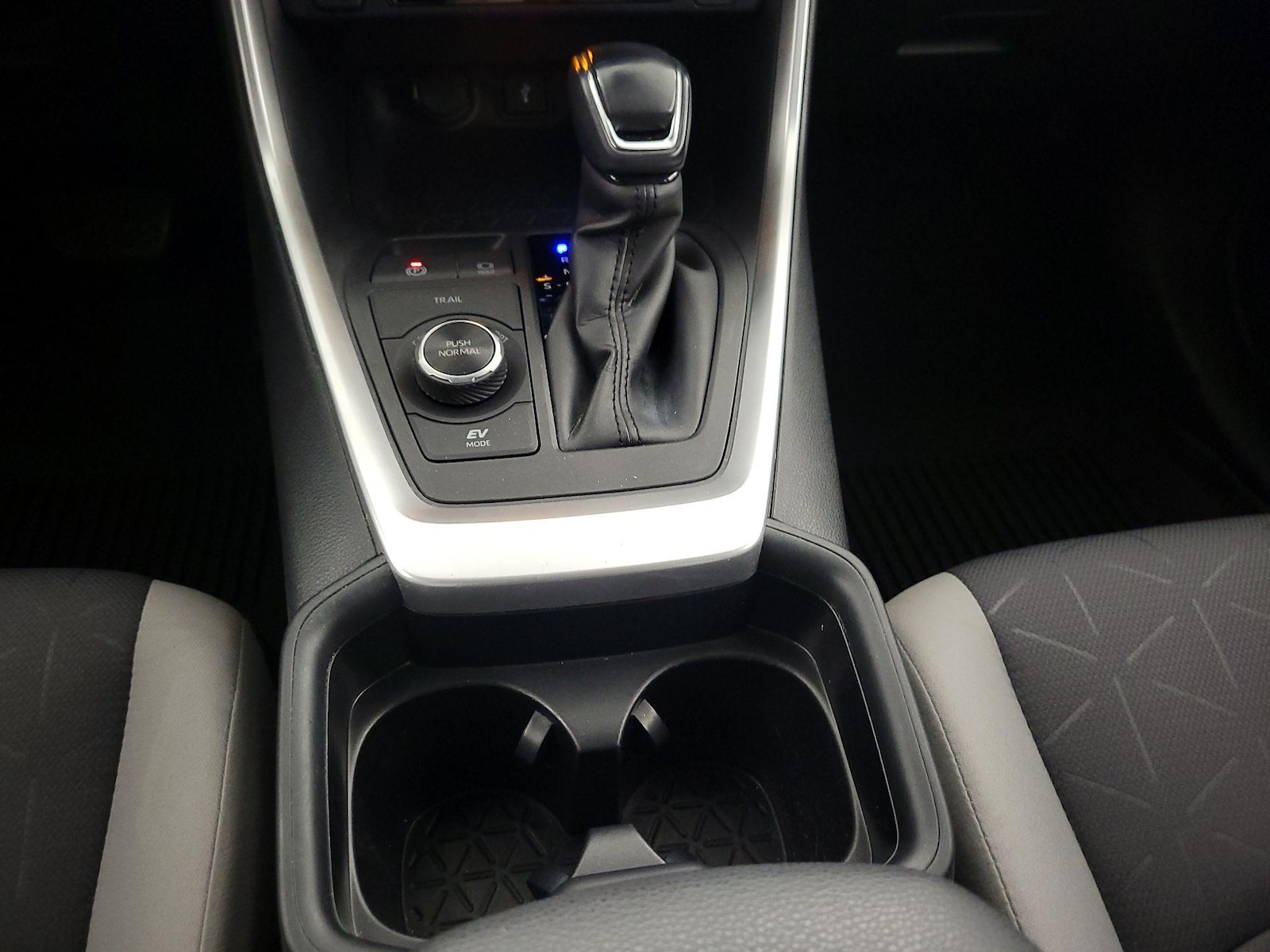 2021 Toyota RAV4 XLE - Photo 17