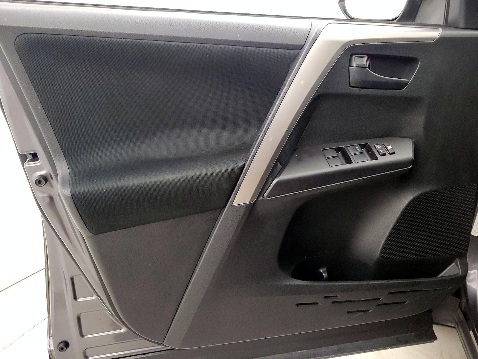 2018 Toyota RAV4 LE - Photo 13