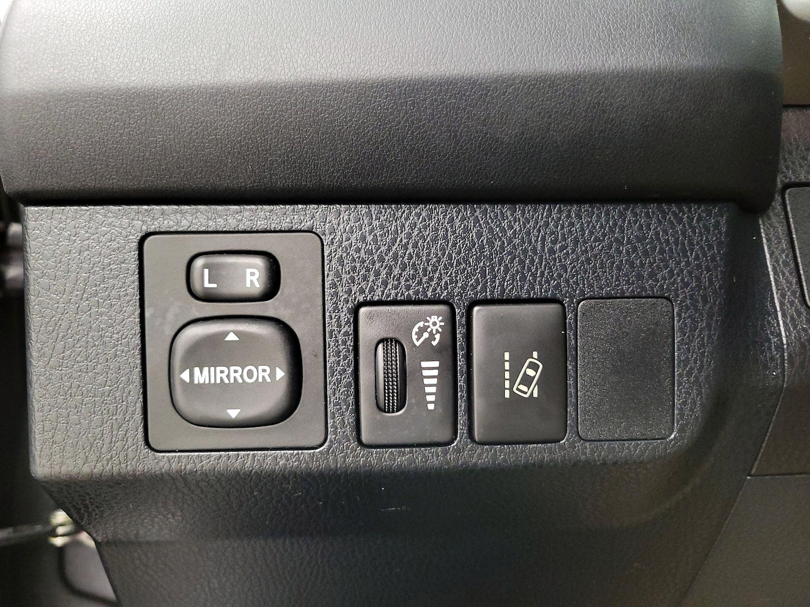2018 Toyota RAV4 LE - Photo 14