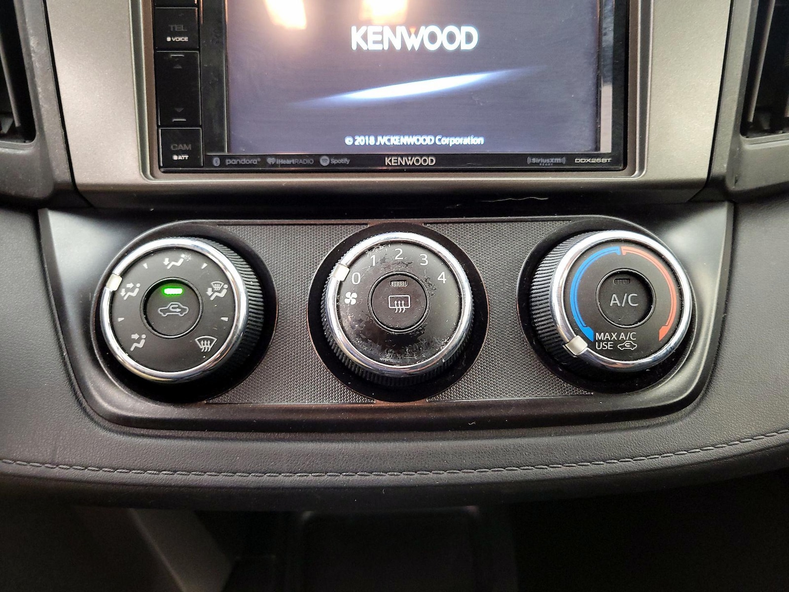 2018 Toyota RAV4 LE - Photo 17